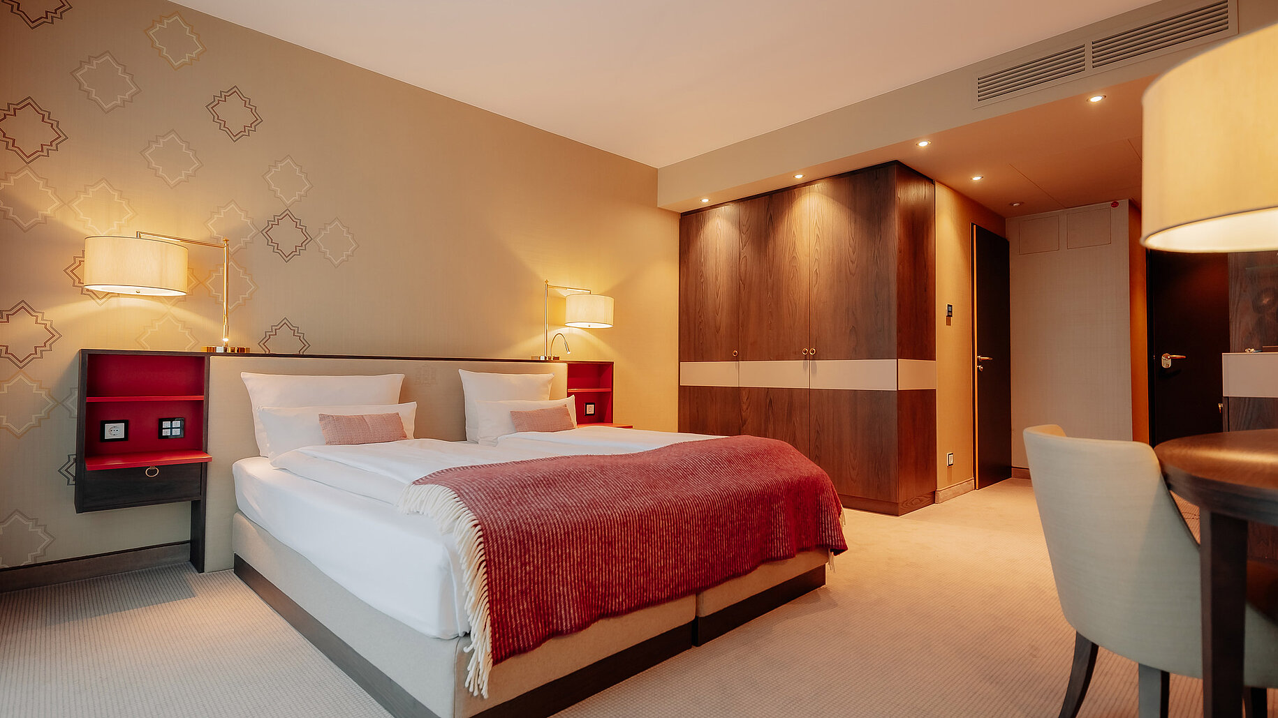 Superior Doppelzimmer im LOOKEN INN mit eleganter Einrichtung und Sitzbereich