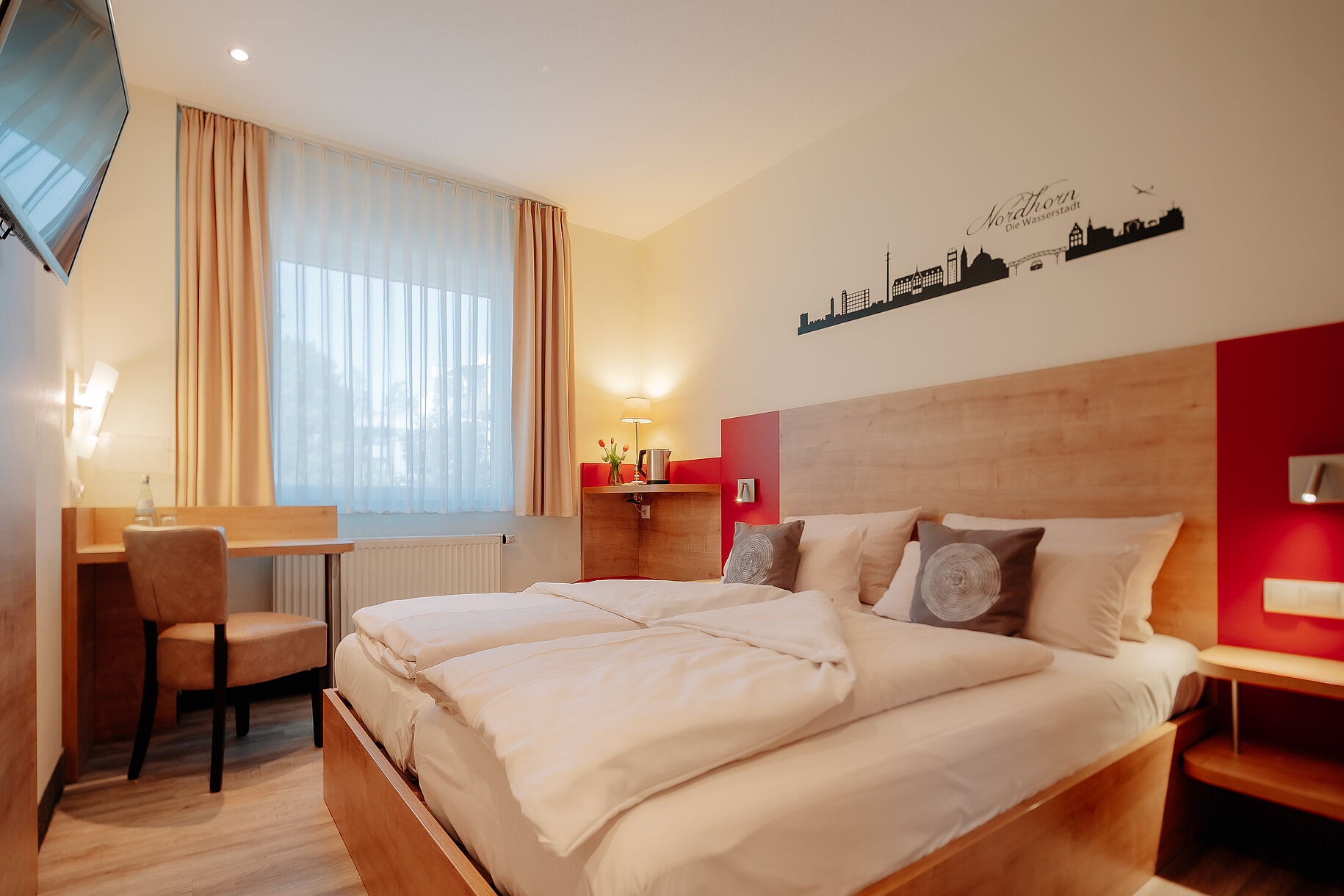 Doppelzimmer Standard im INSIDE Hotel Nordhorn mit Wandgrafik der Stadt