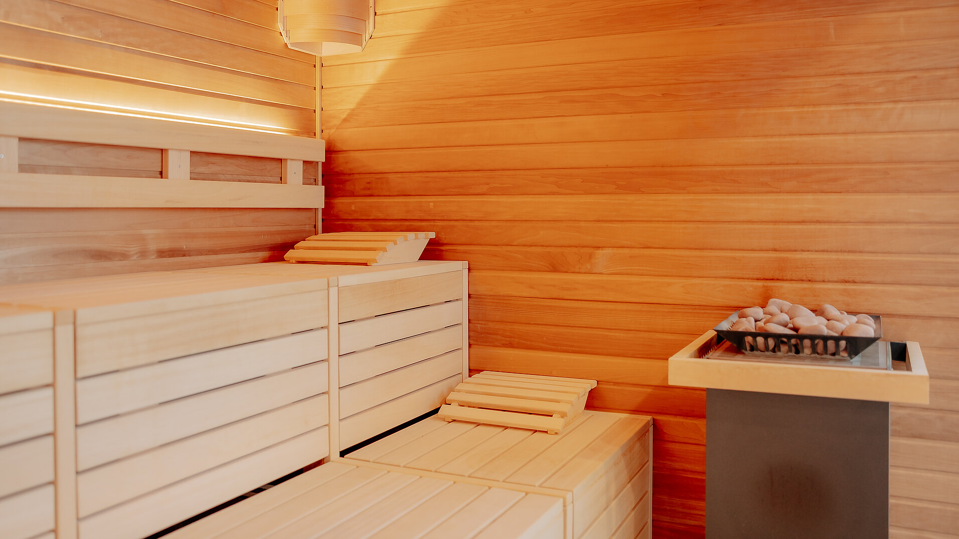 Detailaufnahme mit Aufgusseimer in der Sauna des LOOKEN INN