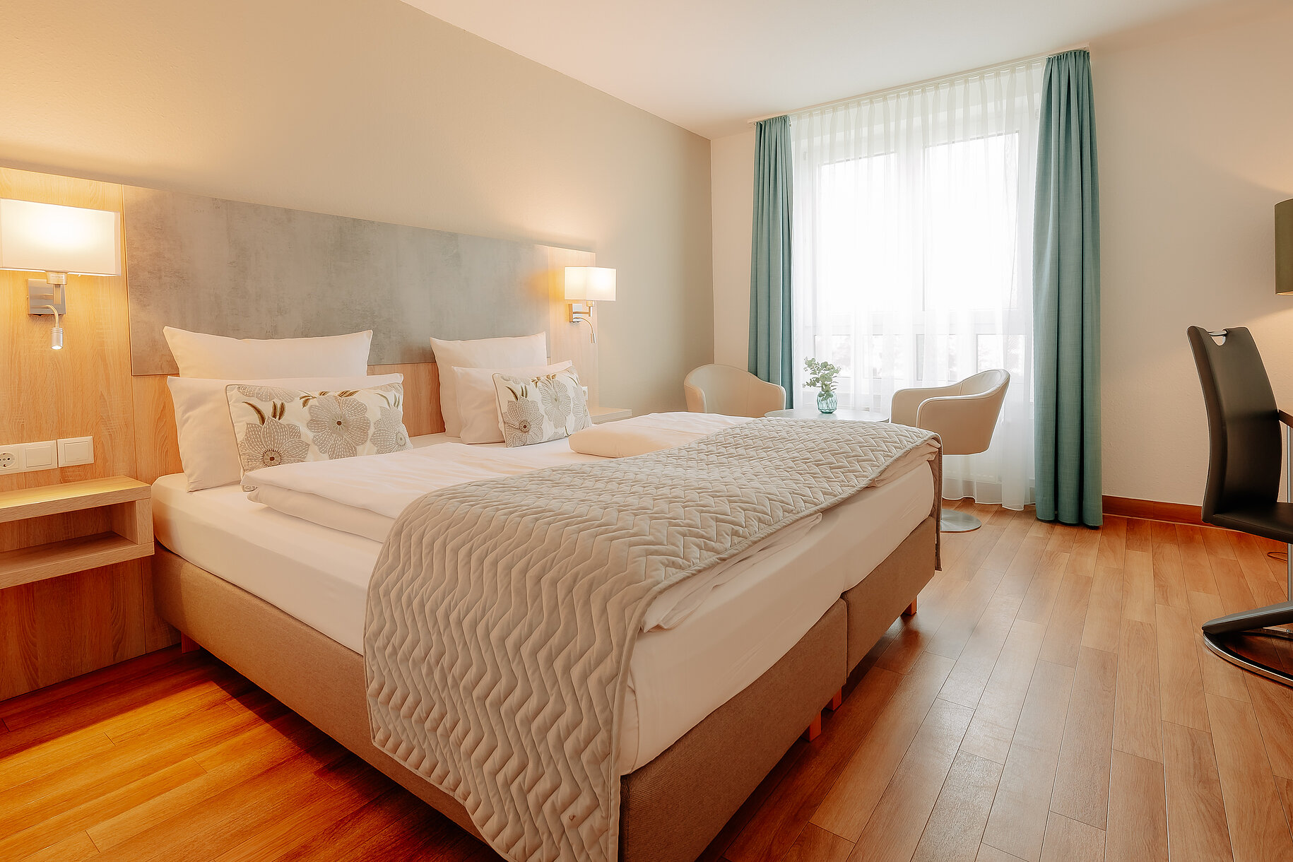 Modern eingerichtetes Doppelzimmer mit Blick auf die Ems im CASCADA Hotel Rheine