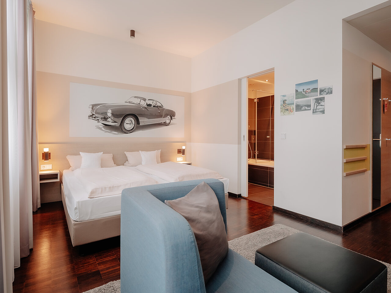 Geräumiges Doppelzimmer im CrossINN Osnabrück Helles Doppelzimmer im CrossINN Osnabrück mit zwei Betten, Sitzbereich und offenem Zugang zum Badezimmer
