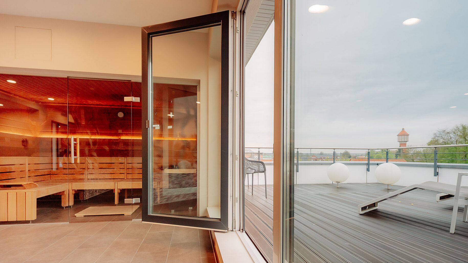 Blick vom Wellnessbereich auf die Außenterrasse im LOOKEN INN