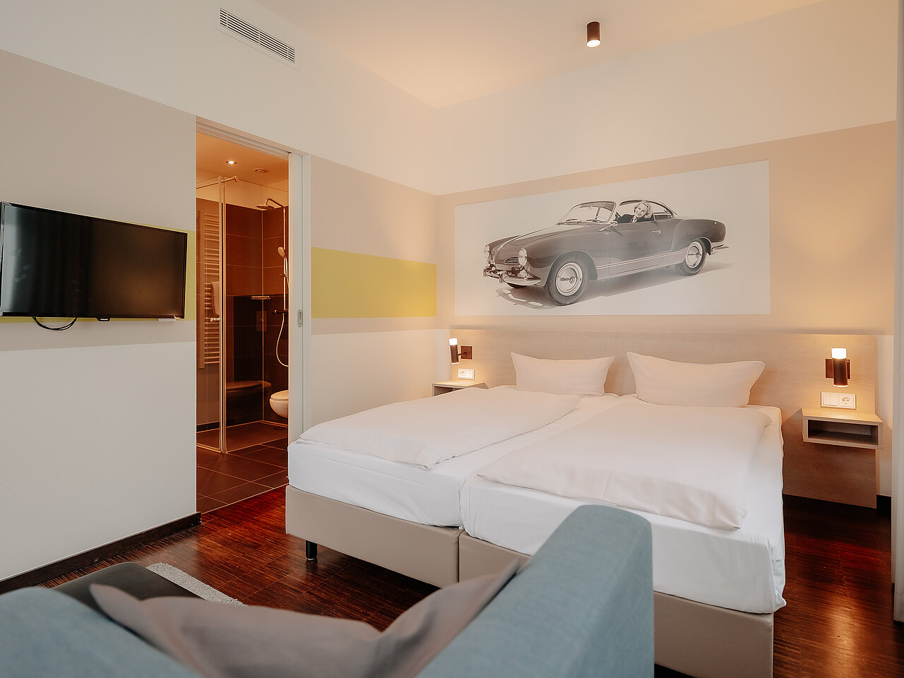 Doppelzimmer im CrossINN Osnabrück Doppelzimmer im CrossINN Osnabrück mit zwei Betten, Fernseher und angrenzendem Badezimmer