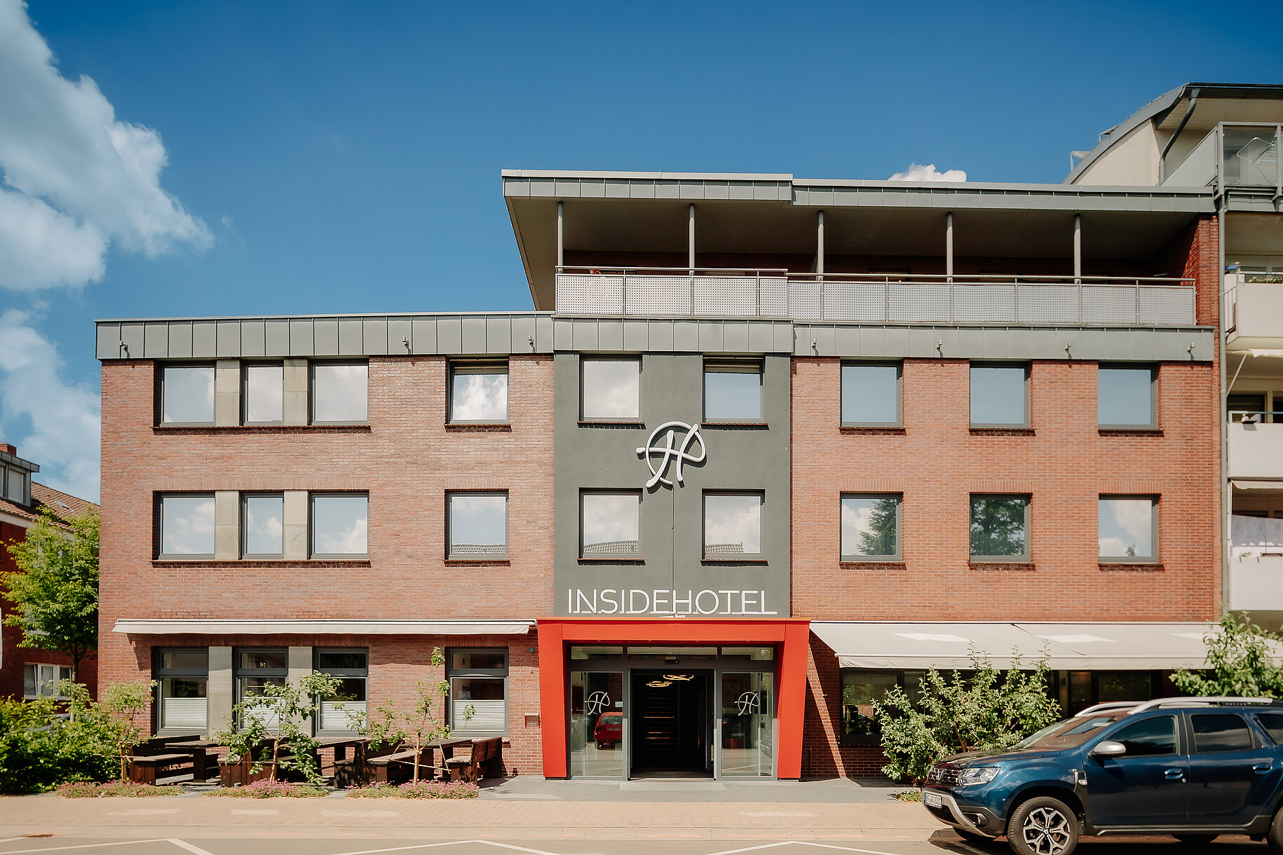 Frontalansicht des INSIDE Hotel Nordhorn bei Sonnenschein