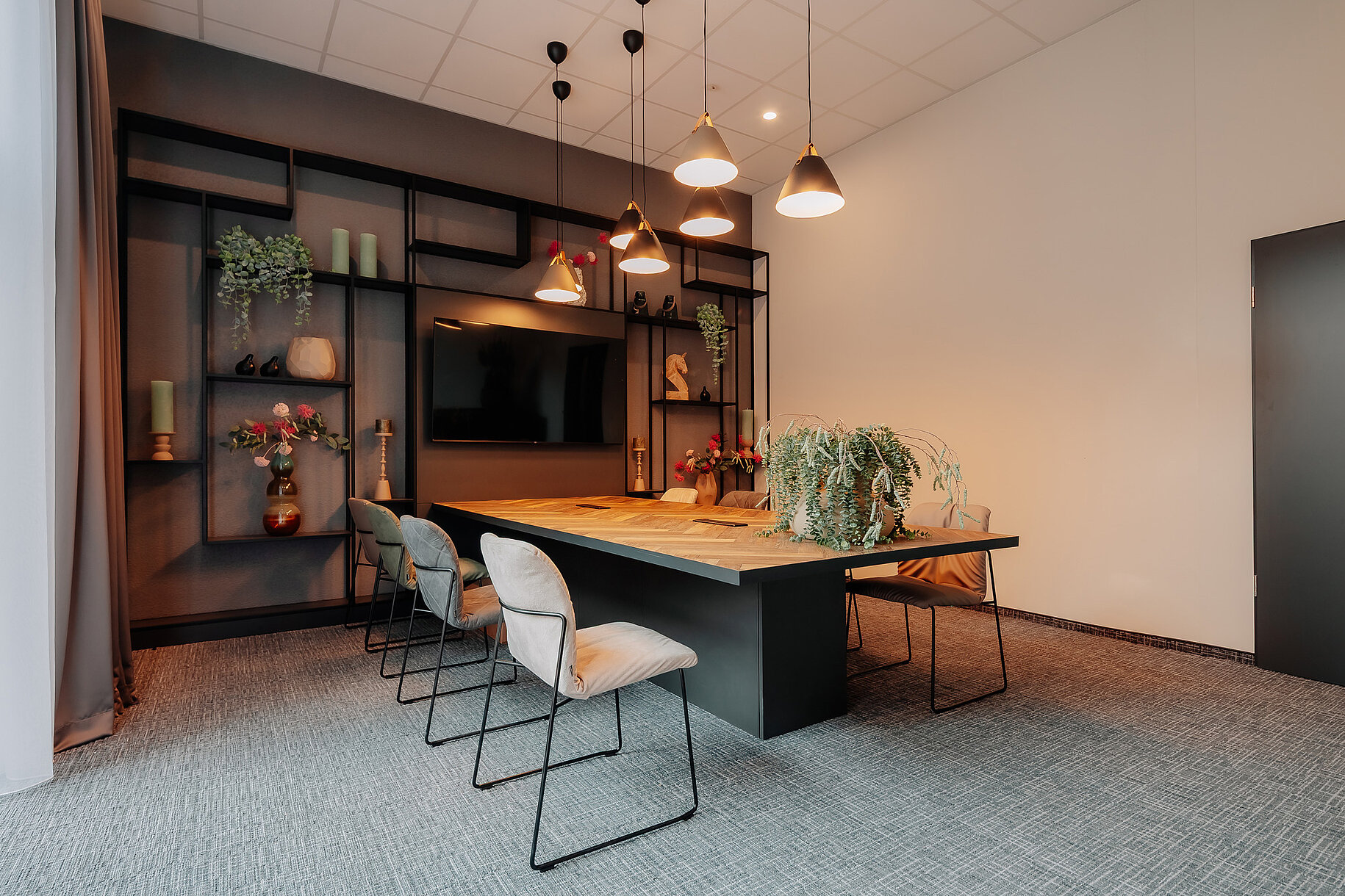 Moderner Tagungsraum im Hotel Stadthöfe Rhede mit Technik und Dekor