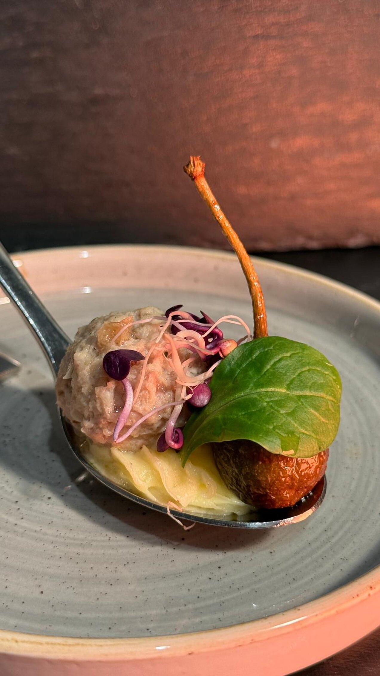 Königsberger Klops vom Kalb mit Kartoffelpüree und frittiertem Kapernapfel, serviert beim Genussabend Craft & Comfort.