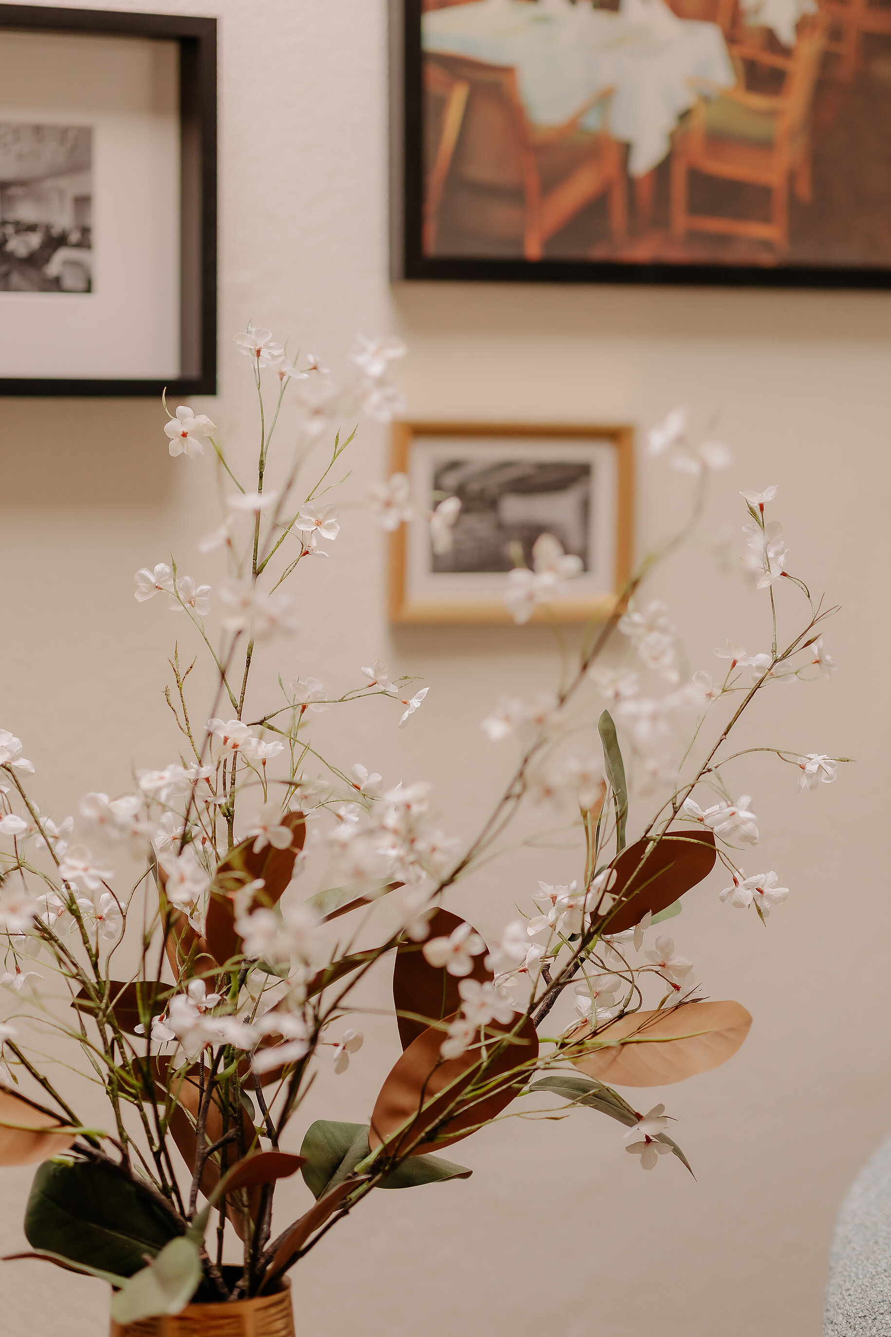 Blumenarrangement vor gerahmten Bildern im Parkhotel Lingen