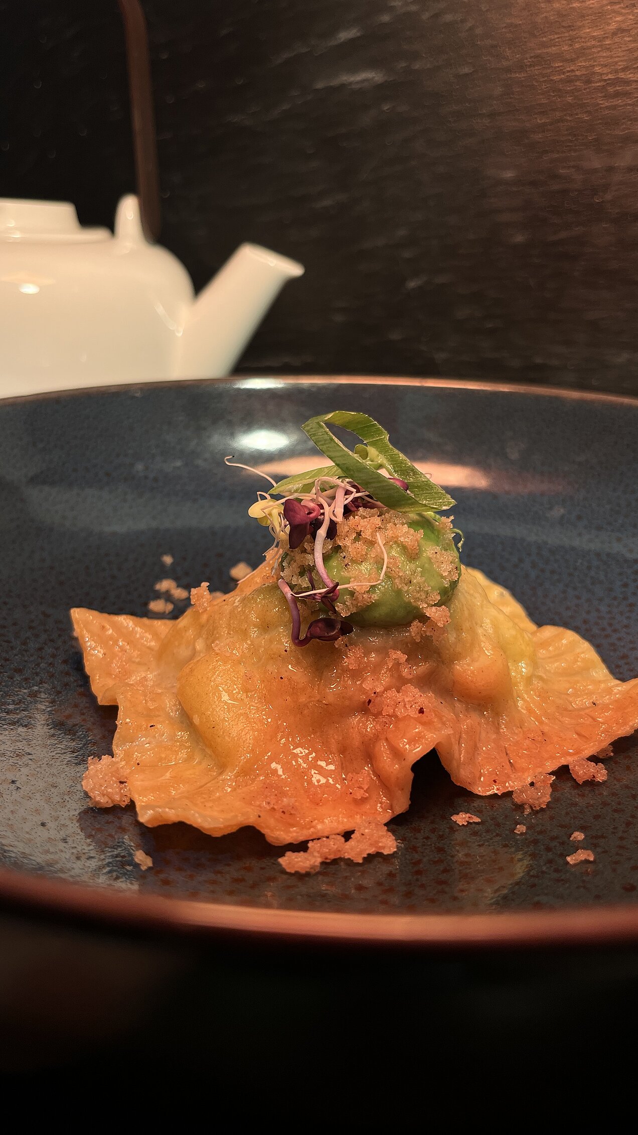 Hausgemachte Maultaschen mit Kalbshack, Spinat und getrockneten Erdbeeren, serviert mit gebratenen Pilzen, Erbsenminzpüree und knusprigen Pankobröseln.