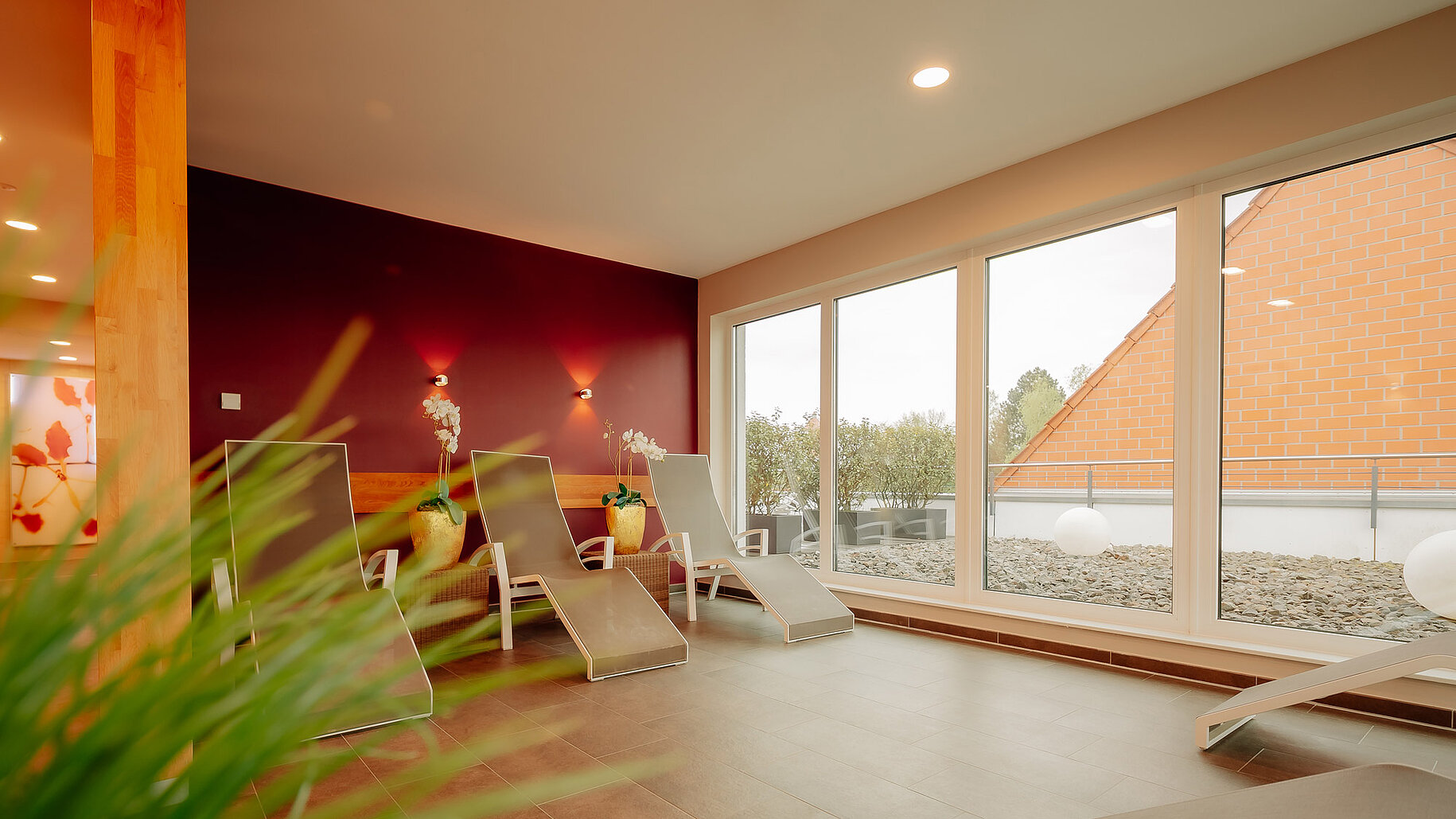 Ruheraum mit Liegen und Blick auf die Dachterrasse des LOOKEN INN