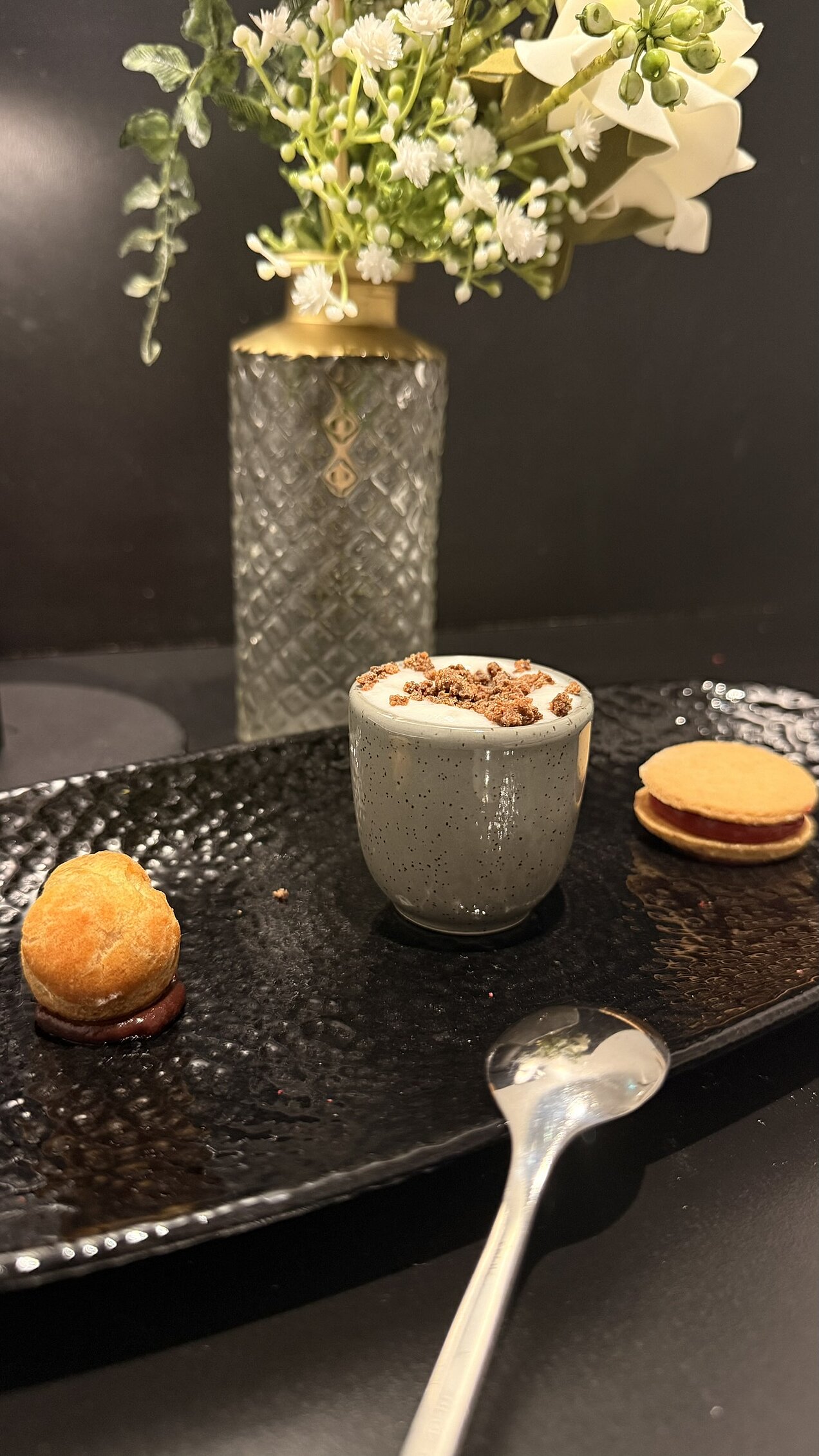 Auswahl handgefertigter Petit Fours, serviert als süßer Abschluss des Genussabends Garden Affairs.