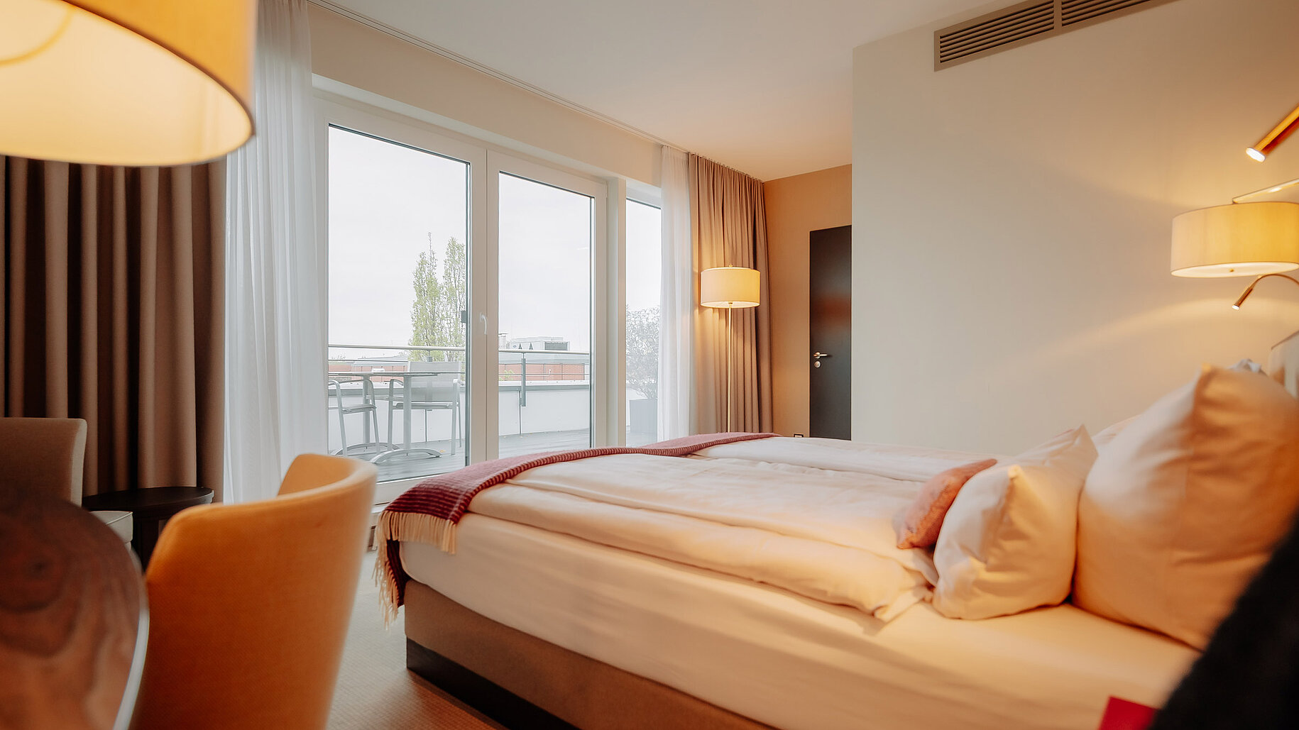 Deluxe Doppelzimmer im LOOKEN INN mit Balkonzugang und gemütlicher Atmosphäre