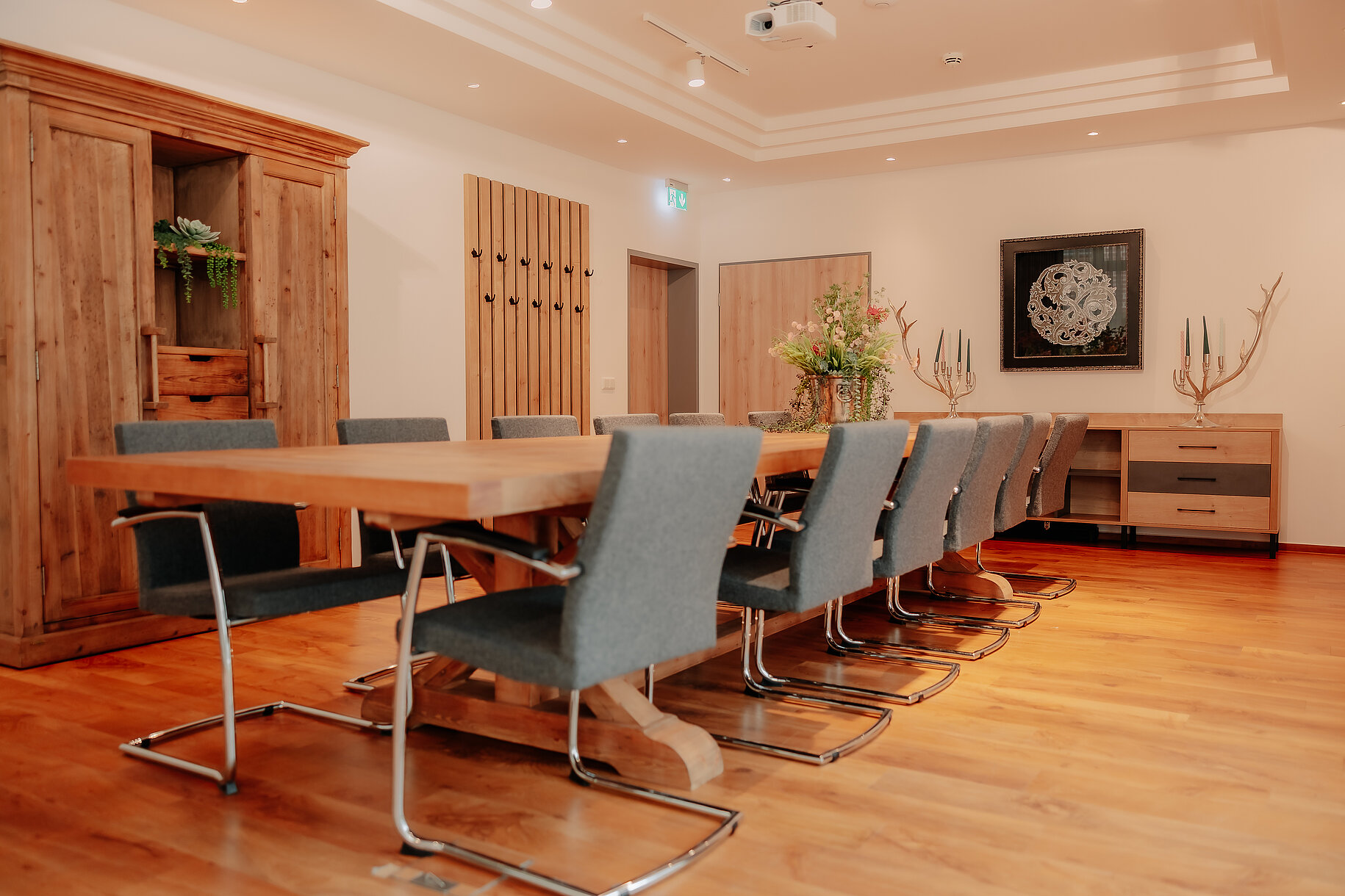 Tagungsraum mit Holztisch und Konferenzbestuhlung im Stadthotel Borken by Hackmann