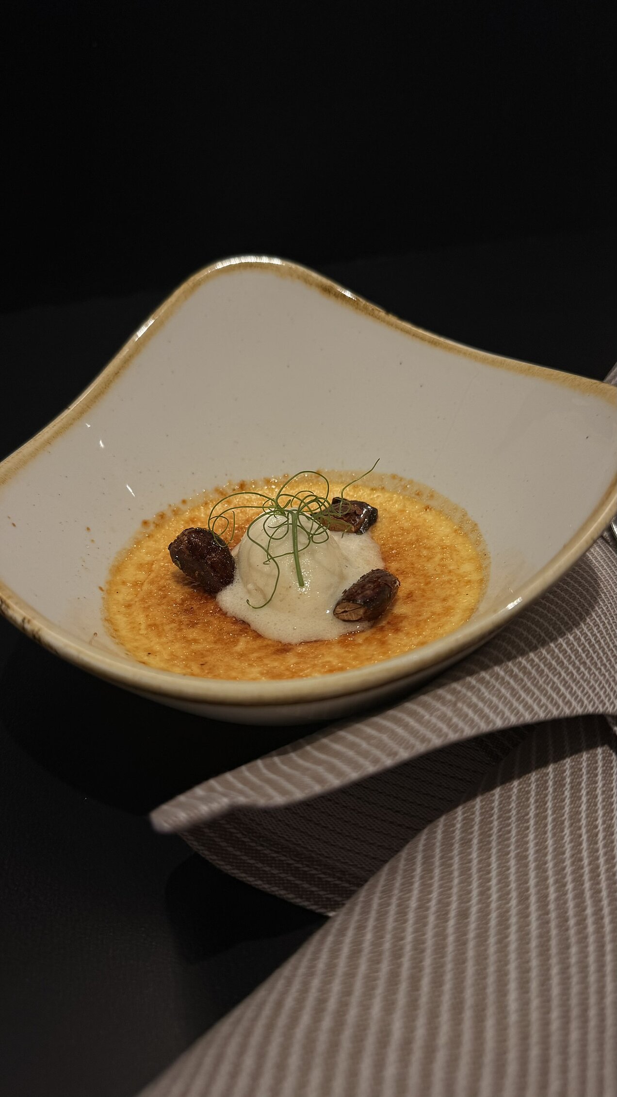 Ziegenkäse-Créme-Brûlée mit Nashi-Birnen-Sorbet und Honig-Thymian-Mandeln, serviert beim Genussabend Garden Affairs.