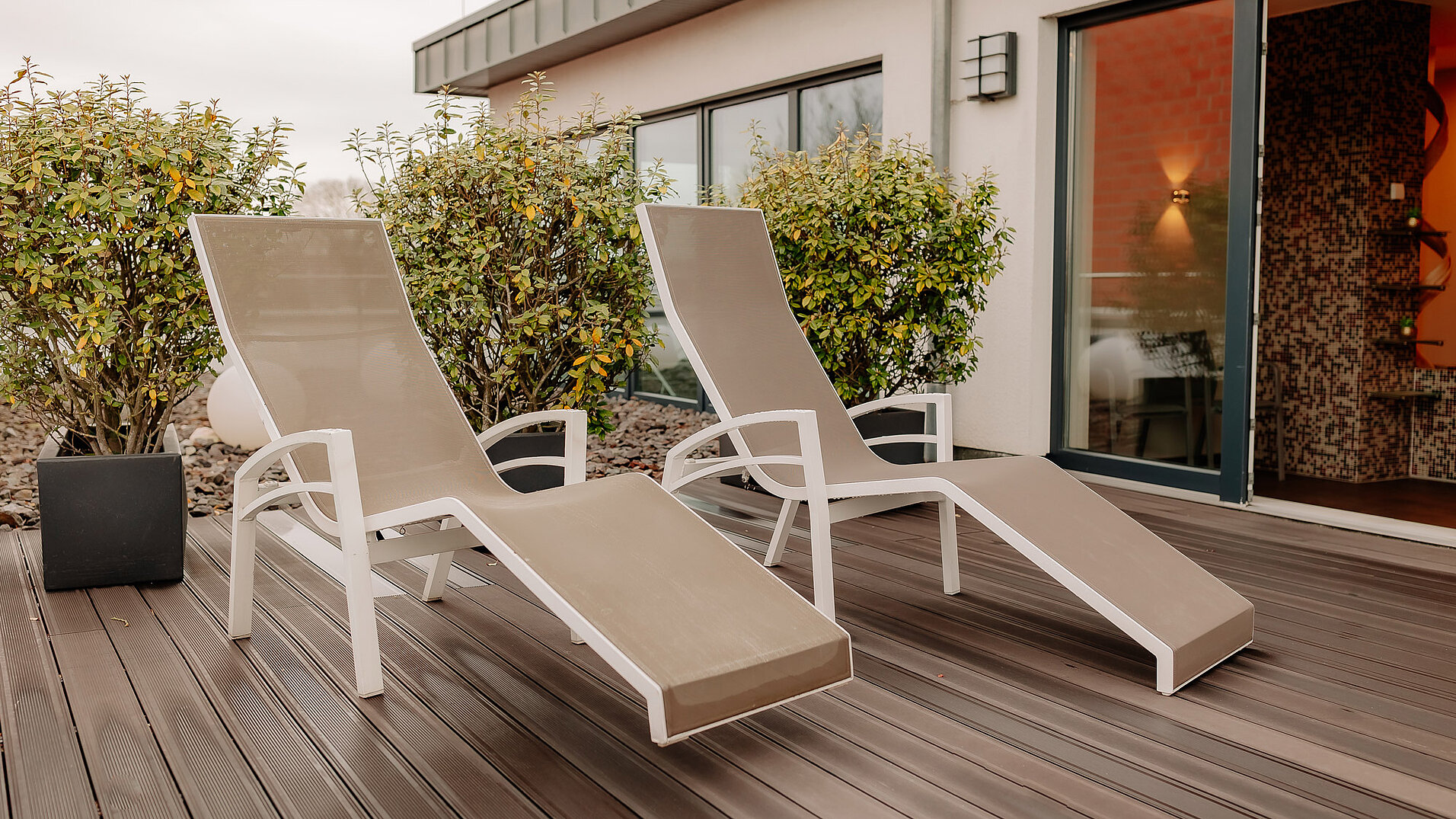 Zwei Liegen auf der Außenterrasse des LOOKEN INN