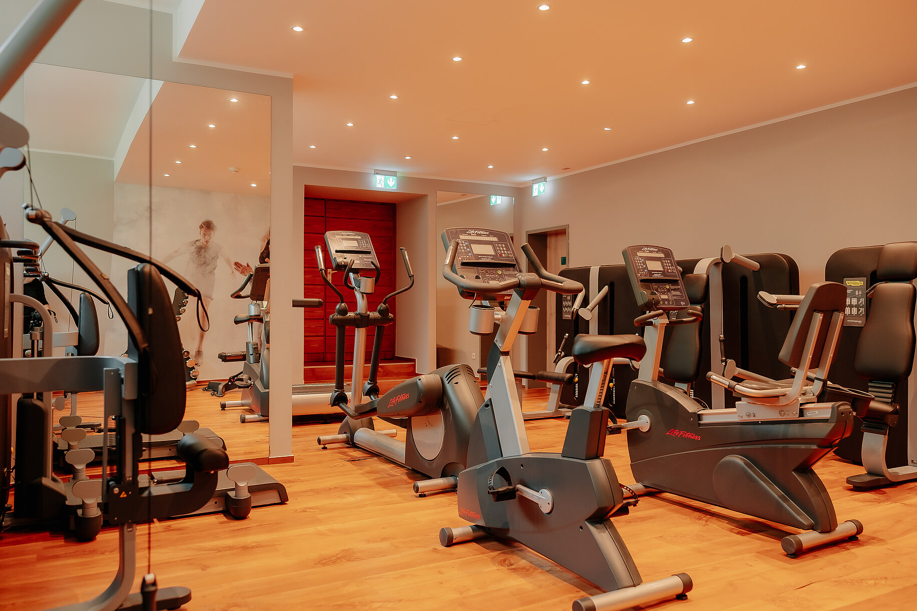 Moderner Fitnessraum im Stadthotel Borken mit hochwertigen Geräten für Ausdauer- und Krafttraining