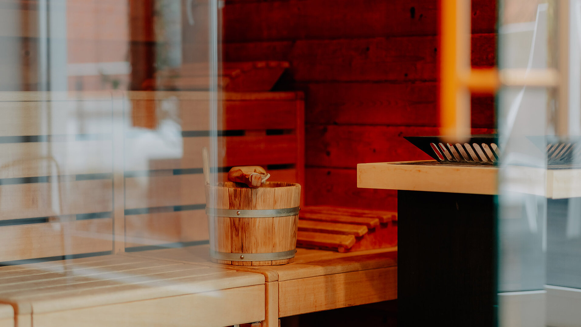 Detailaufnahme mit Aufgusseimer in der Sauna des LOOKEN INN