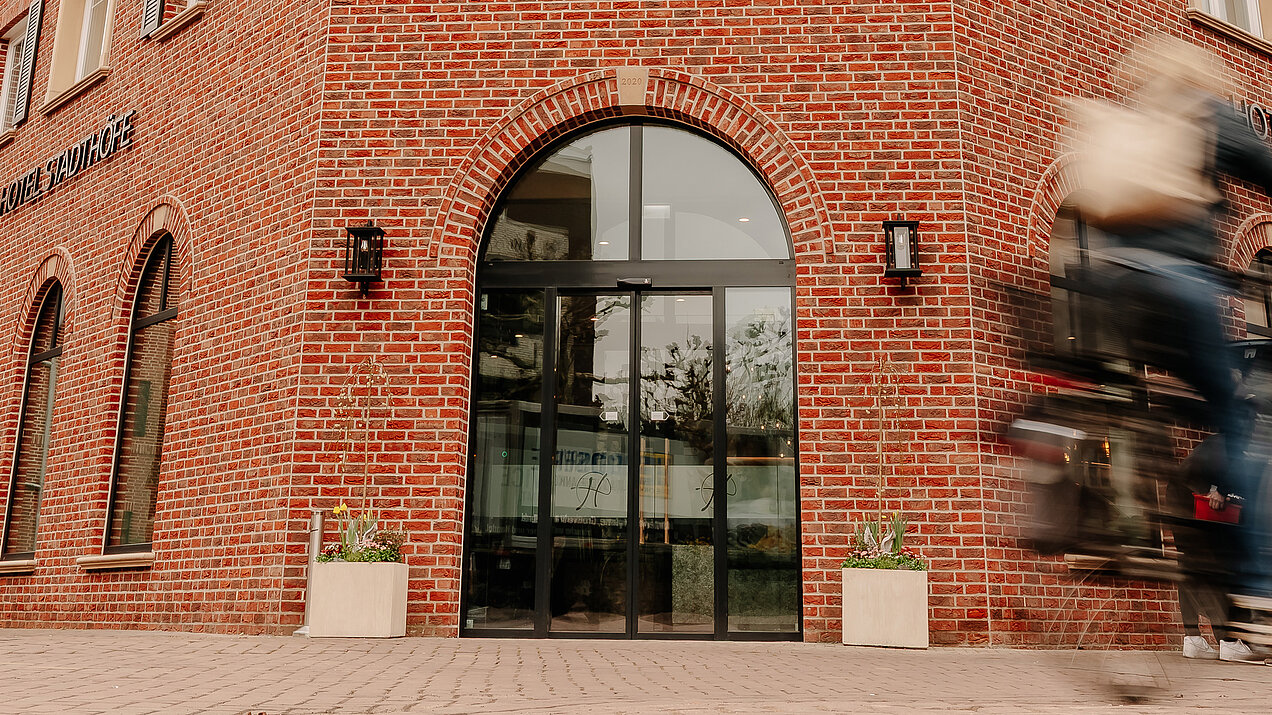 Außenansicht des Hotels Stadthöfe Rhede mit rotem Backstein