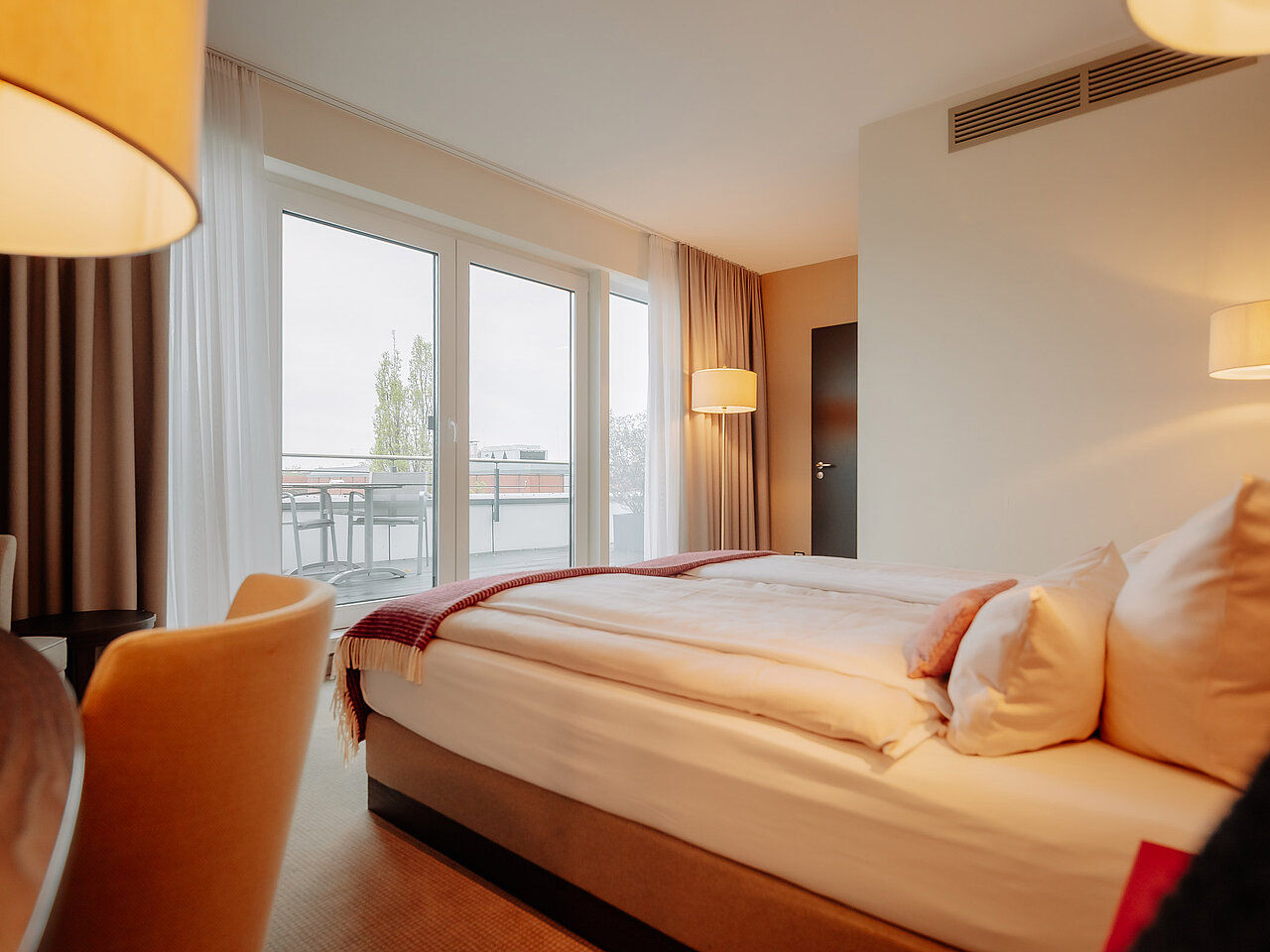 Deluxe Doppelzimmer im LOOKEN INN mit Balkonzugang und gemütlicher Atmosphäre