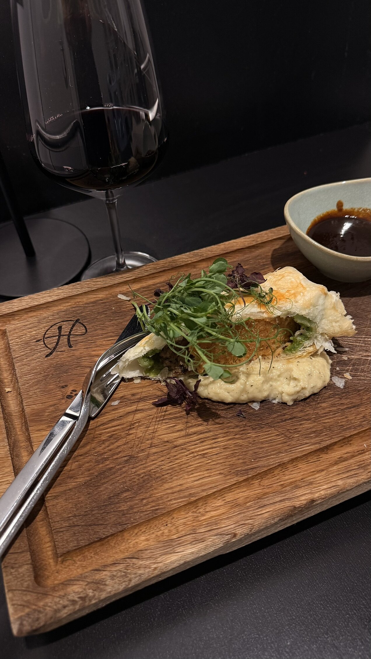 Hausgemachtes Tofu „Wellington Art“ mit Sellerie-Mousseline, Vegi-Fond und frischen Kräutern, serviert beim Genussabend Garden Affairs.