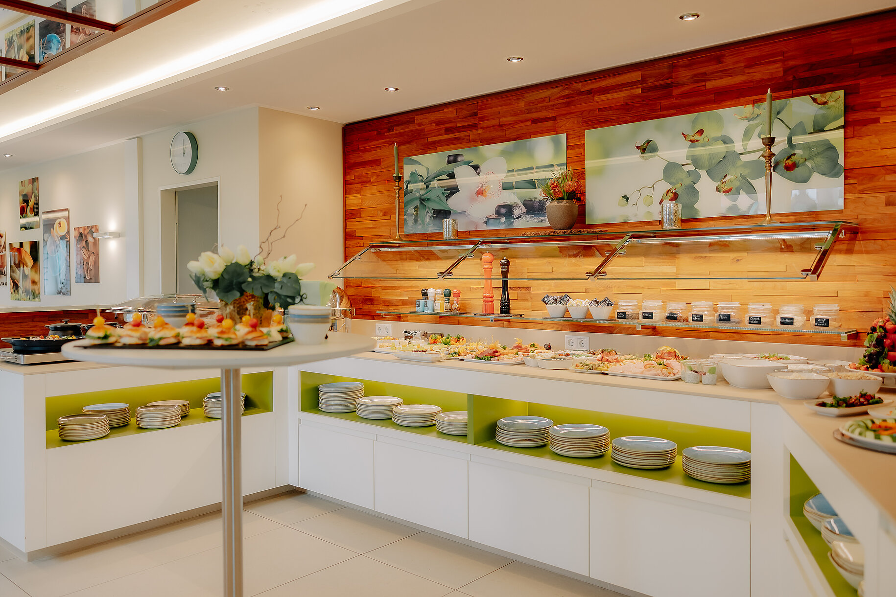 Reichhaltiges Frühstücksbuffet mit Aufschnitt, Joghurt, Cerealien und frischer Dekoration im CASCADA Hotel Rheine