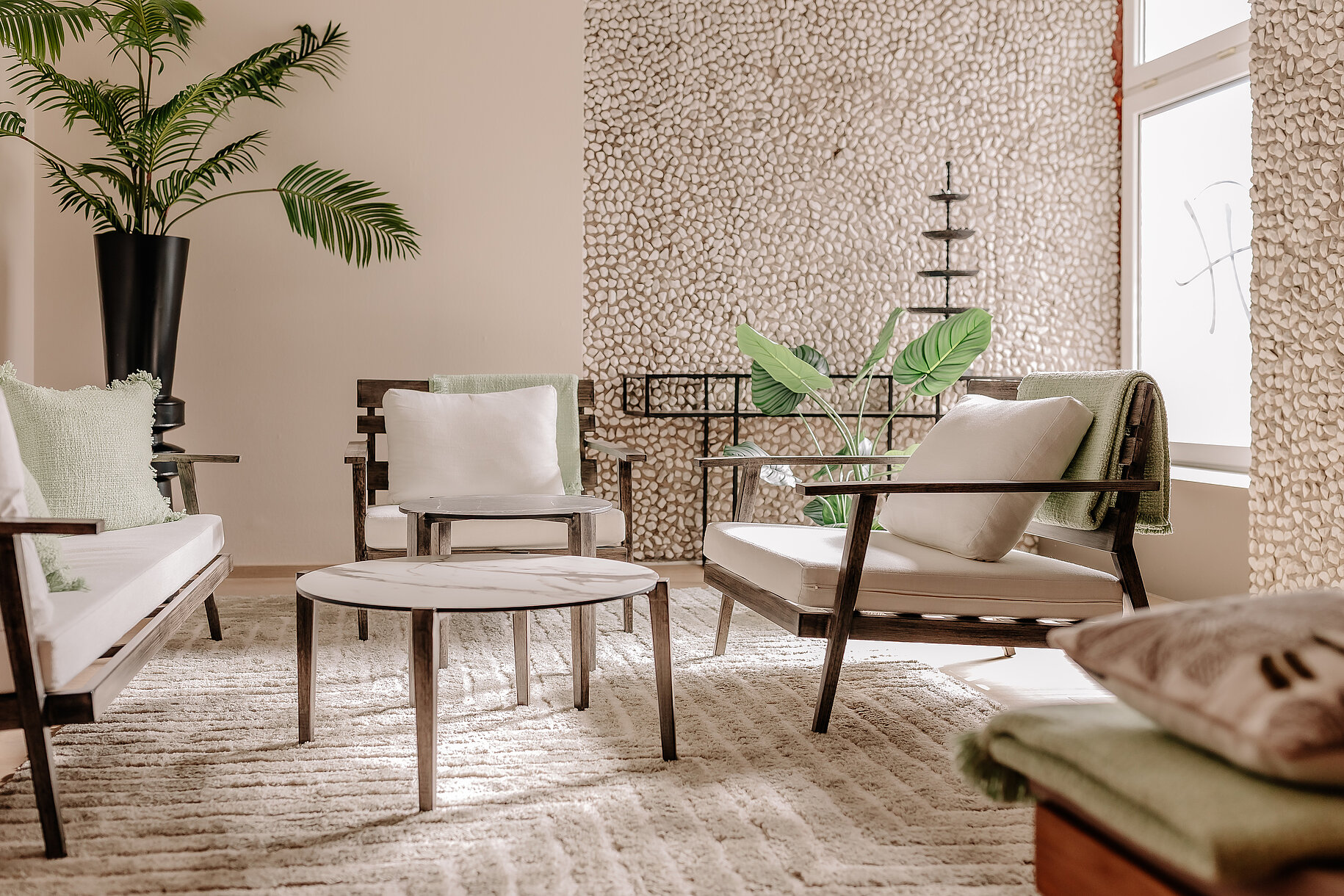 Nahaufnahme von Sesseln und Couchtischen im Ruheraum des INSIDE Hotel Nordhorn