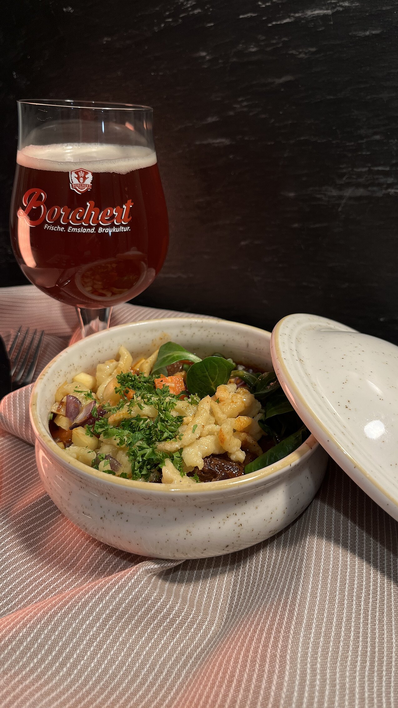 Rindergulasch mit karamellisiertem Wurzelgemüse-Concassé und in Butter gebratenen Spätzle, serviert beim Genussabend Craft & Comfort.