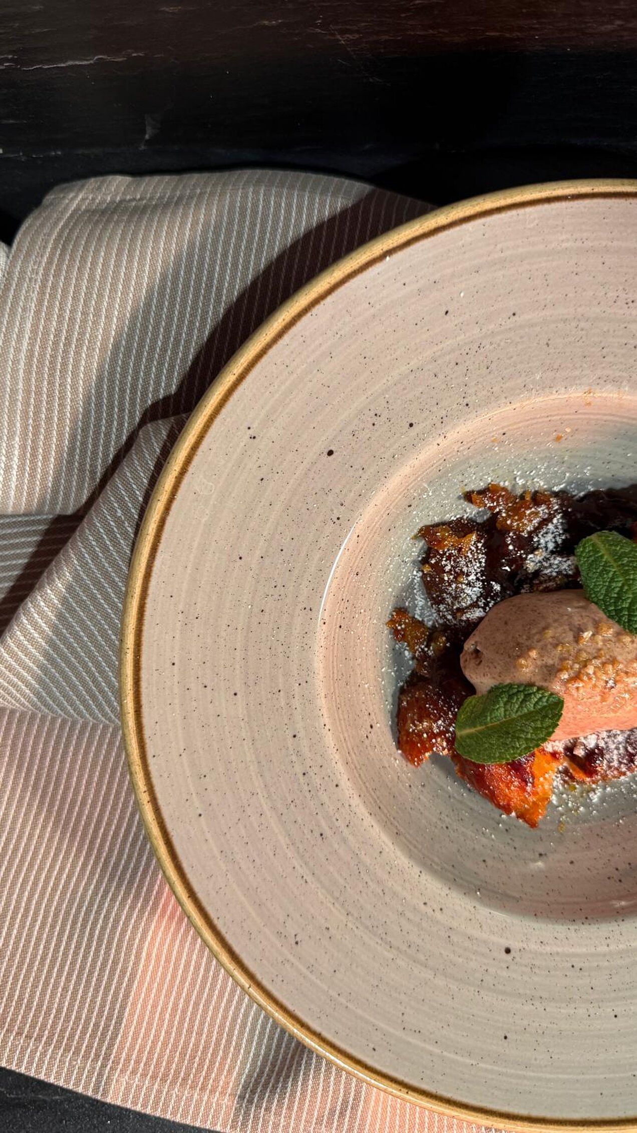 Kaiserschmarrn mit Herrencreme-Eis, Zwetschgen-Gel und Mandelkrokant, serviert als Dessert beim Genussabend Craft & Comfort.