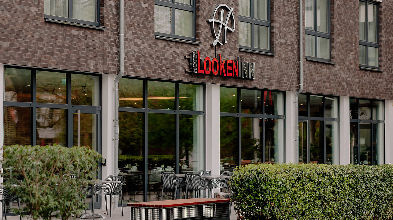 Hotel LOOKEN INN Rückansicht mit Terrasse und Sitzmöglichkeiten