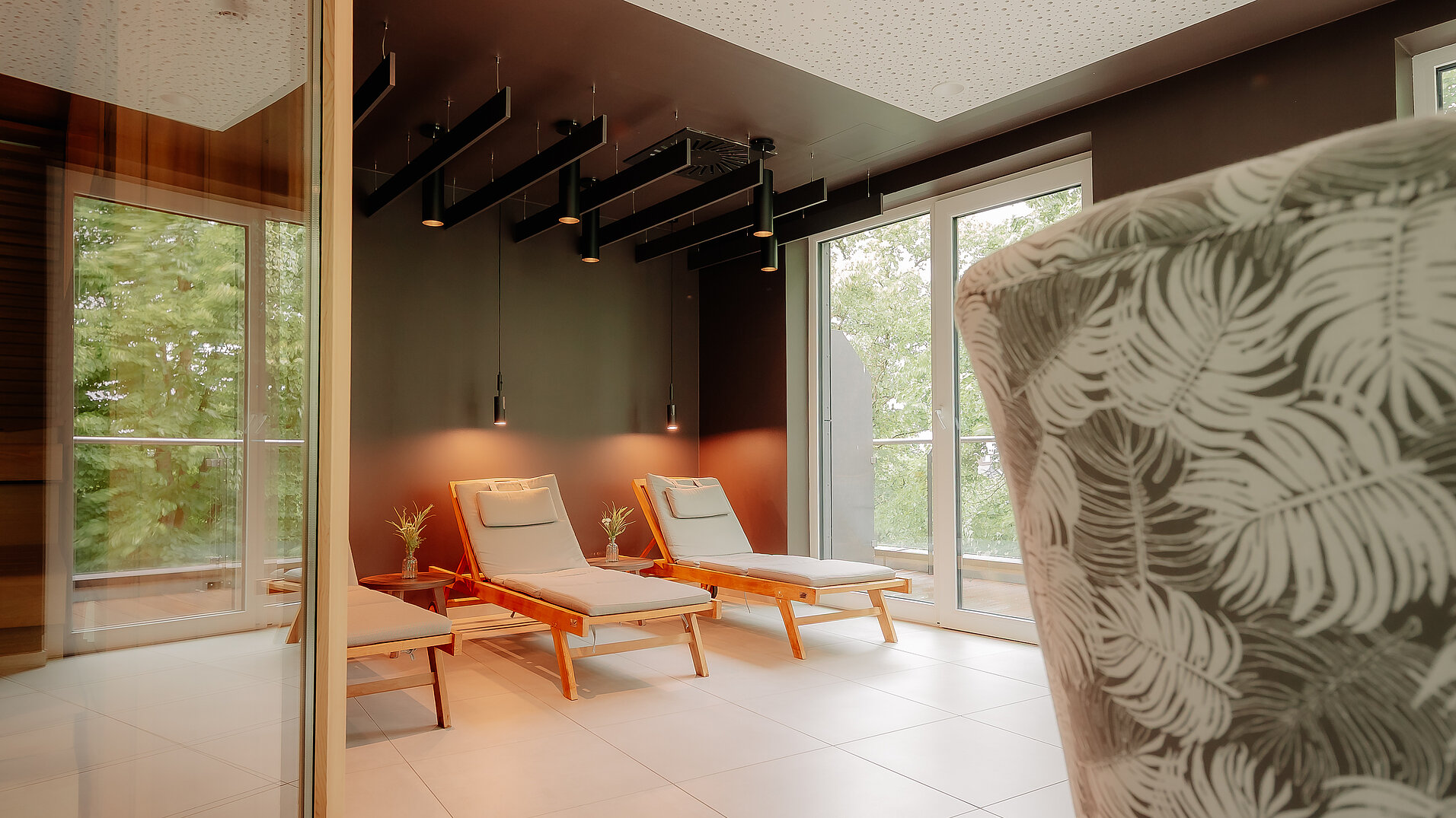 Gemütlicher Ruheraum mit Sesseln, Liegen und viel Tageslicht