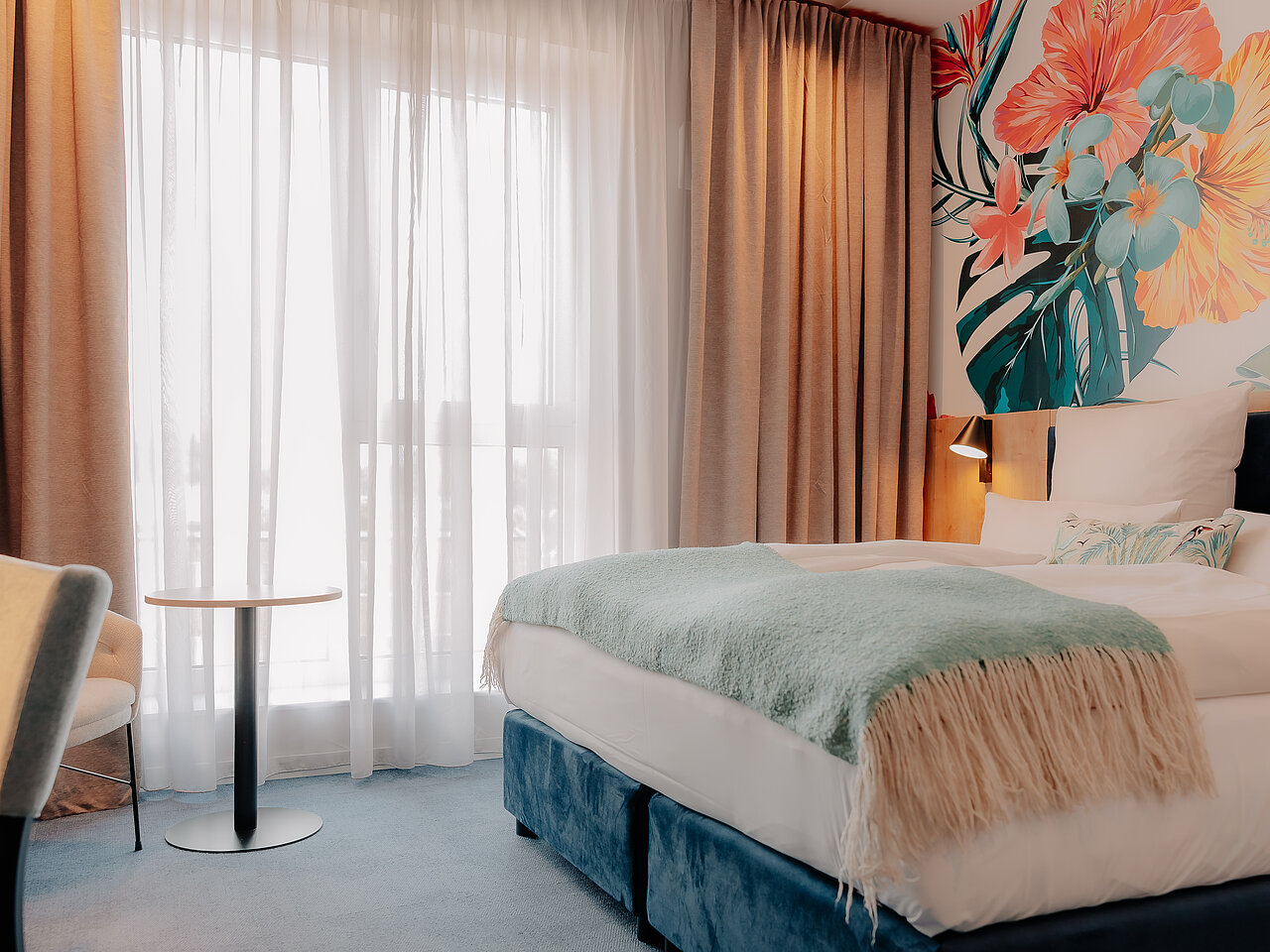Doppelzimmer Komfort im Stadthotel Borken by Hackmann mit farbenfrohem Wandmotiv