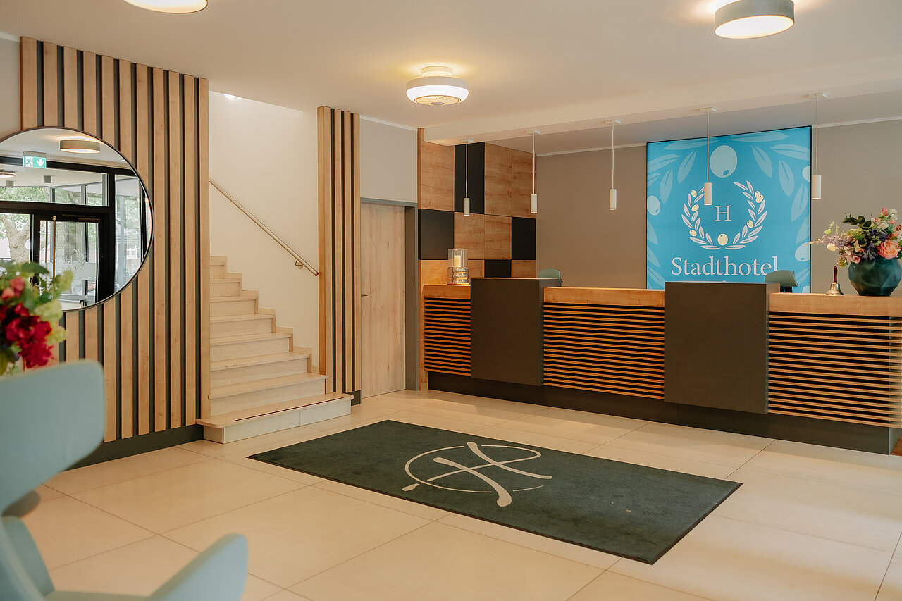 Rezeption im Stadthotel Borken by Hackmann mit modernem Design und Holzelementen