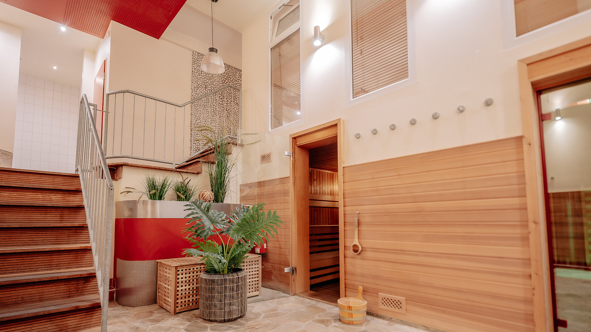 Saunabereich im INSIDE Hotel Nordhorn mit geöffneter Tür und Holzdetails