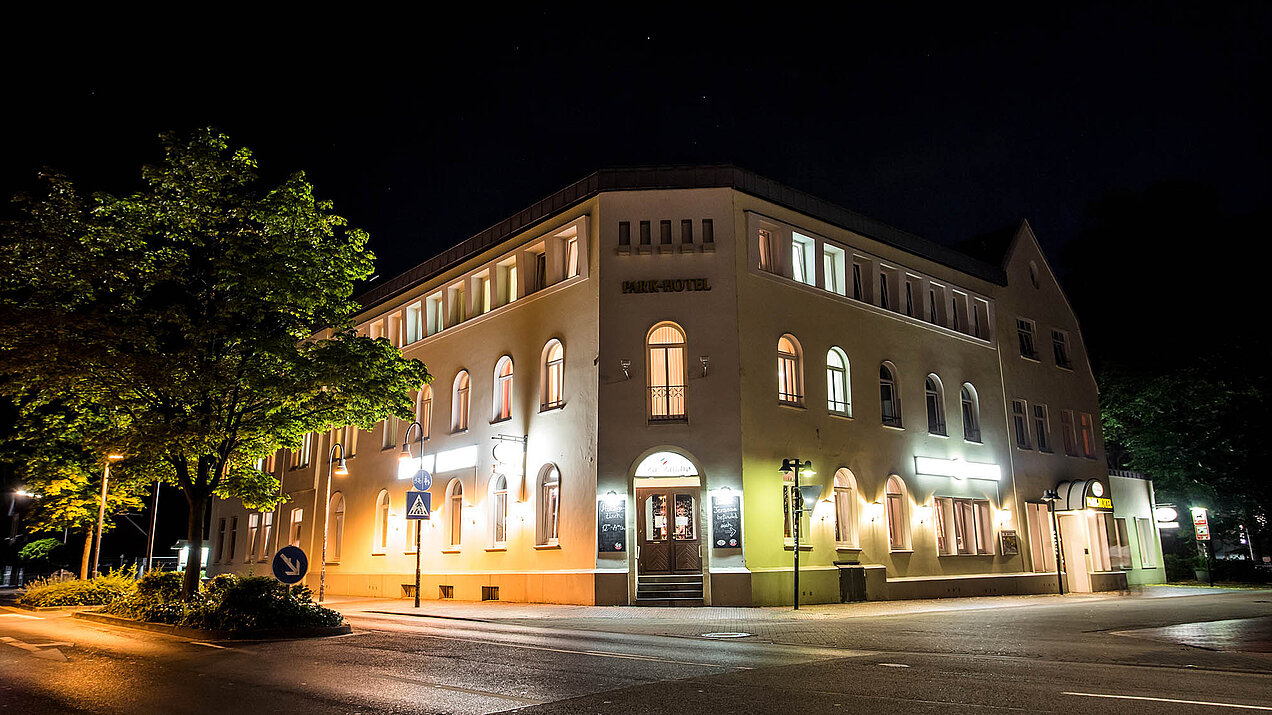 Parkhotel Lingen bei Nacht von vorne, beleuchtet und einladend