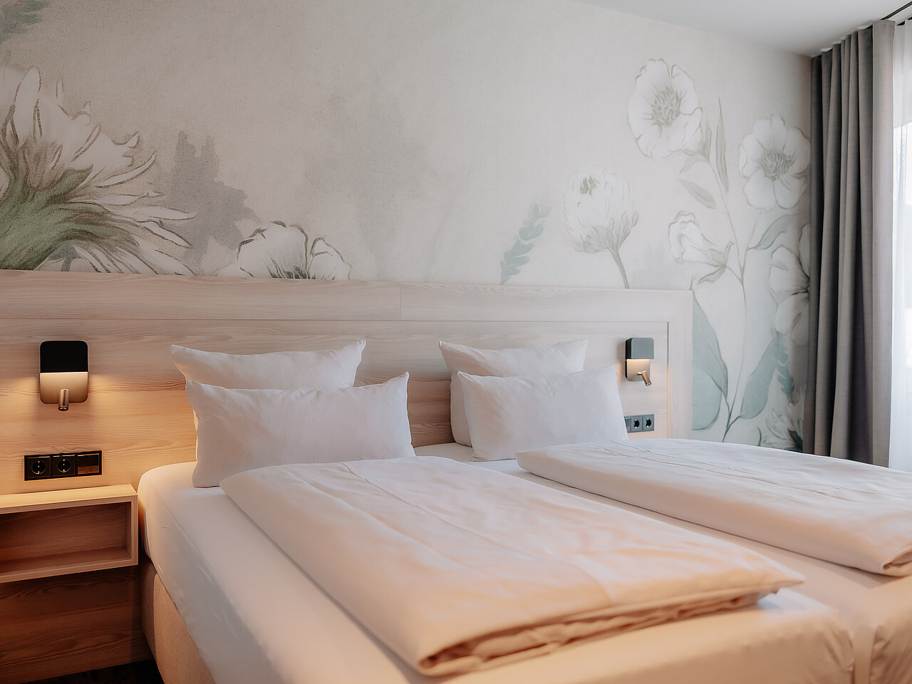 Standard Doppelzimmer im Parkhotel Papenburg mit Doppelbett und heller Einrichtung.