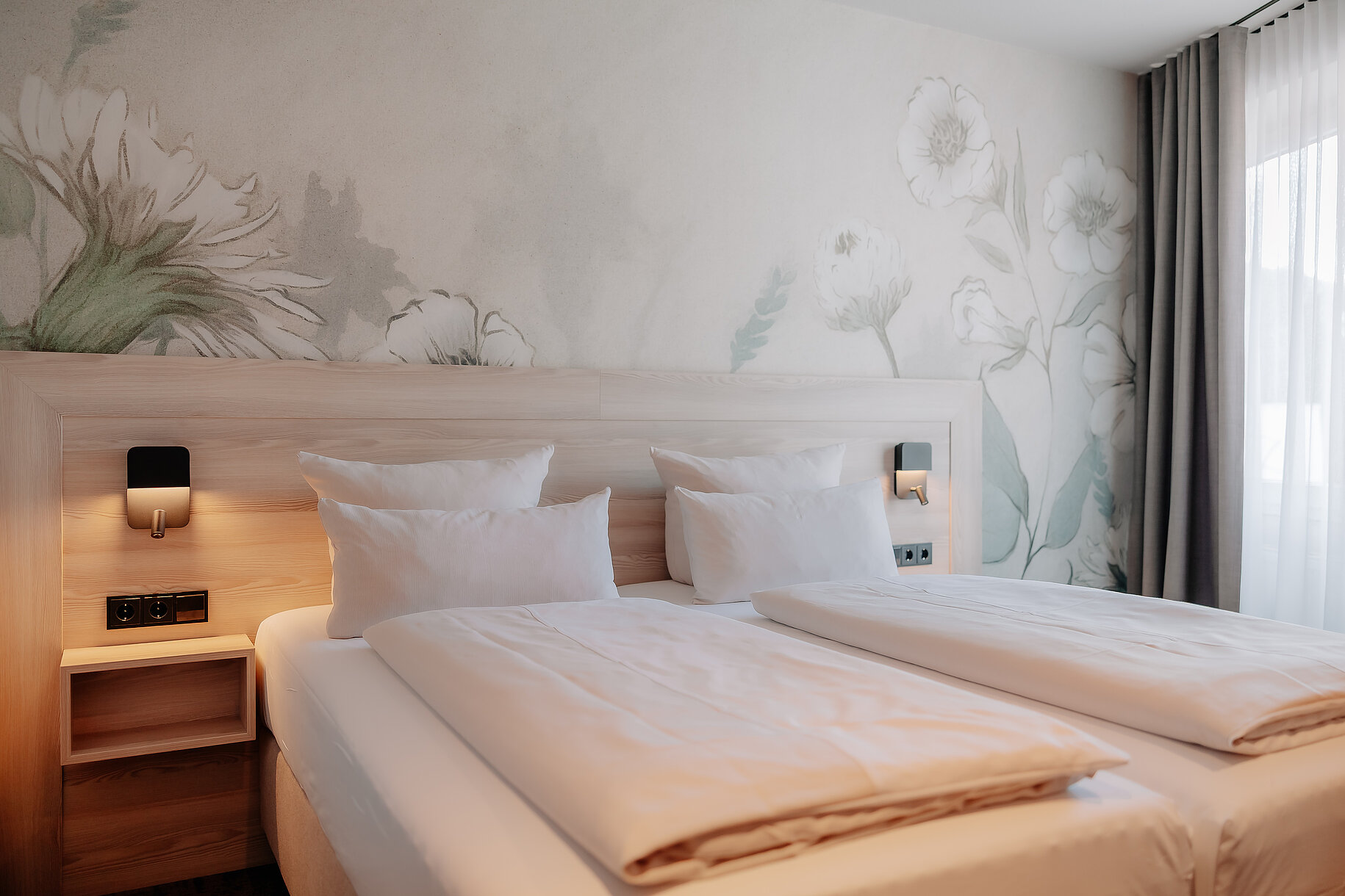Standard Doppelzimmer im Parkhotel Papenburg mit Doppelbett und heller Einrichtung.
