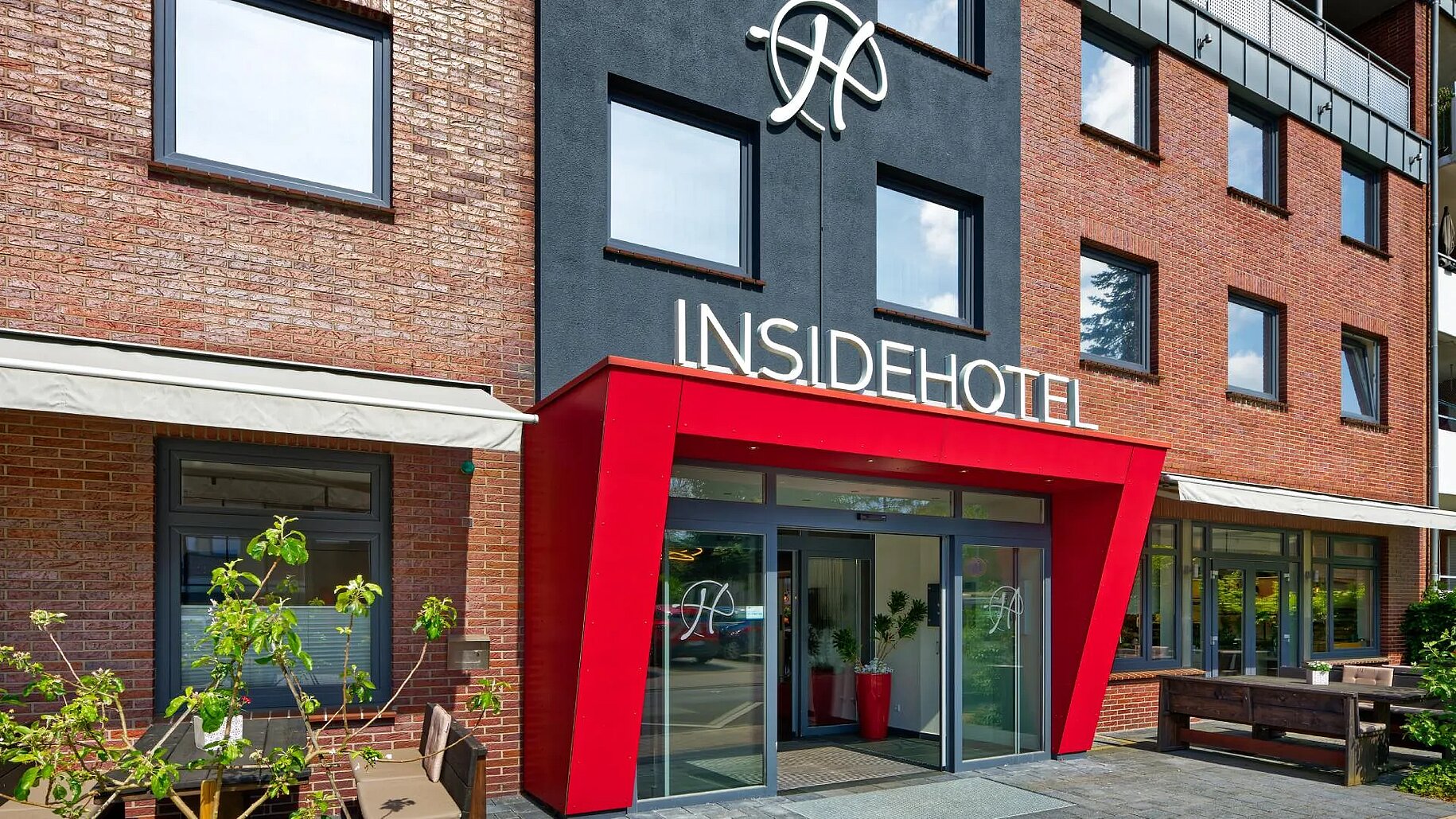 Außenansicht des INSIDE Hotel Nordhorn mit Eingangsbereich