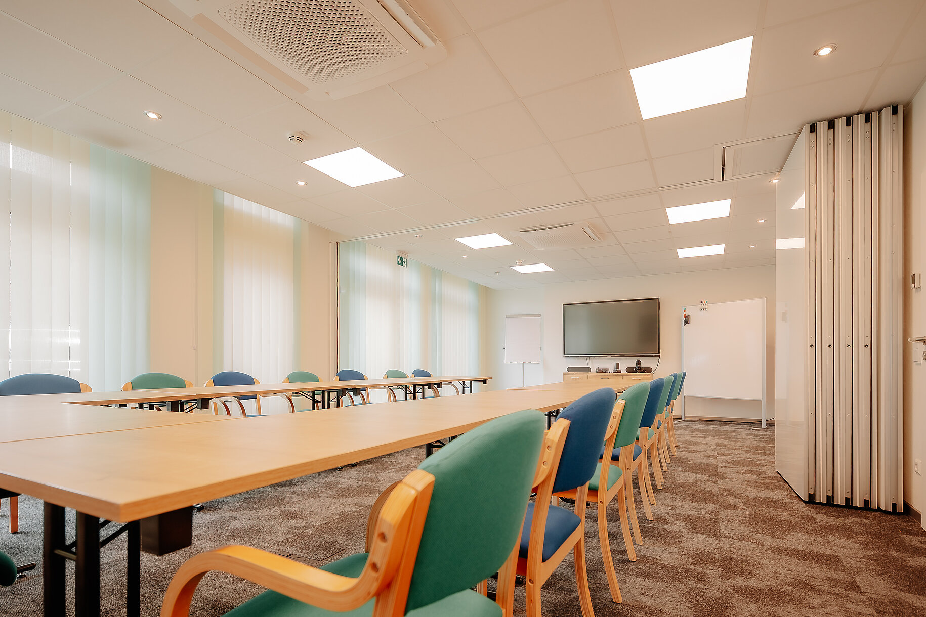 Tagungsraum mit Konferenztisch im INSIDE Hotel Nordhorn