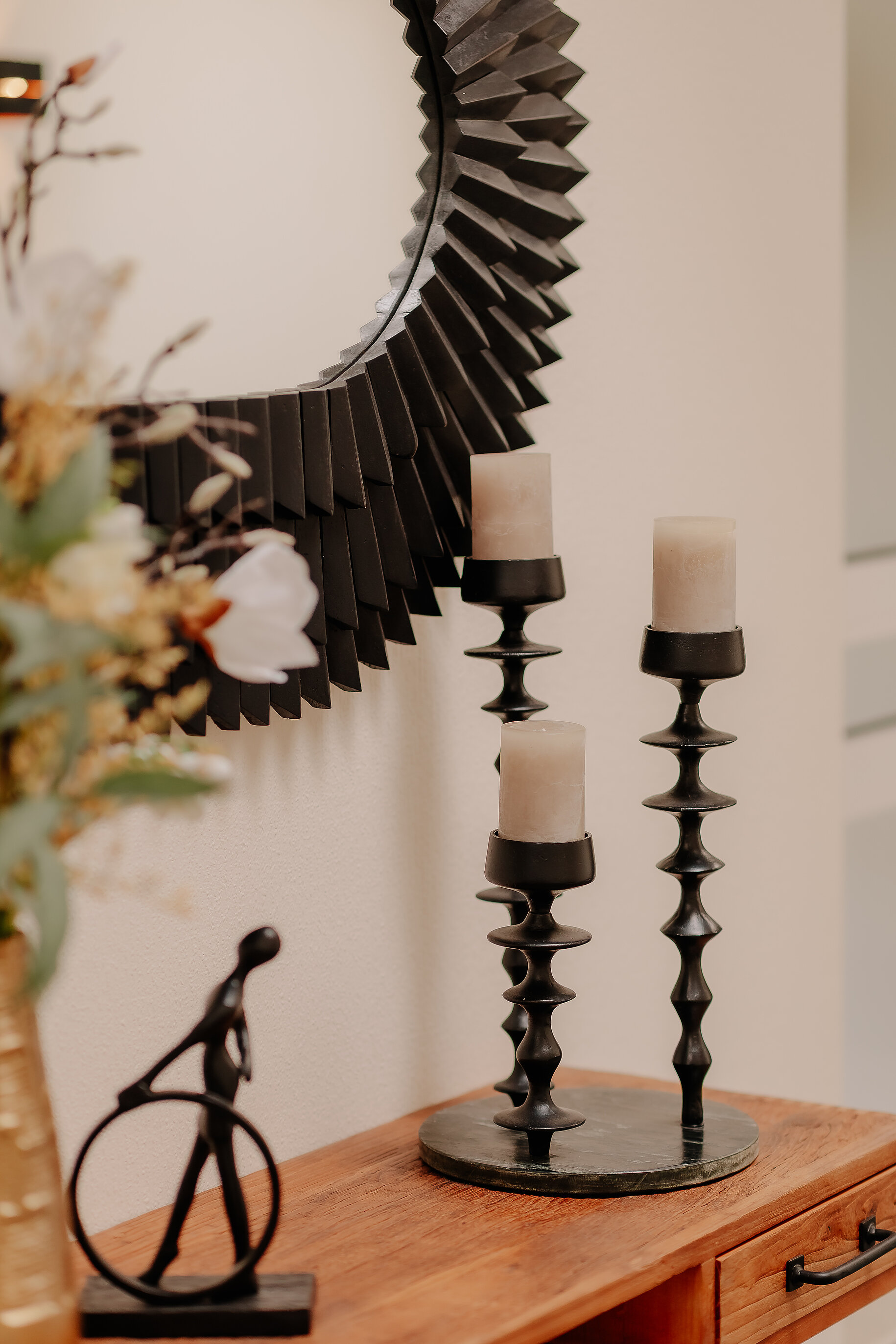 Dekorative Kerzenständer und schwarze Wandgestaltung im Parkhotel Lingen