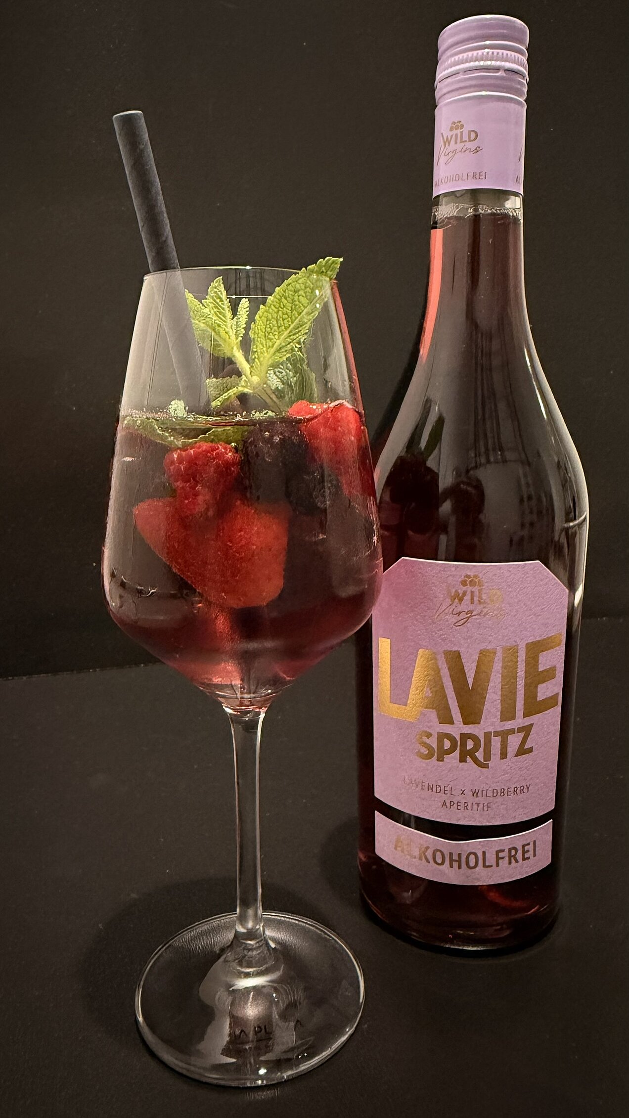 Alkoholfreier Aperitif mit Lavendel- und Wildberry-Noten, serviert mit frischen Beeren und Minze beim Genussabend Garden Affairs.