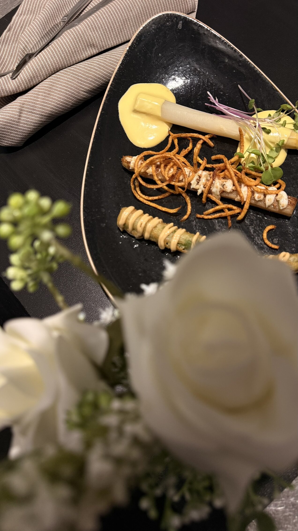 Dreierlei vom Meppener Spargel mit Sauce Hollandaise, Limettencréme, Sojacréme, gerösteten Nüssen und Kartoffelstroh, serviert beim Genussabend Garden Affairs.