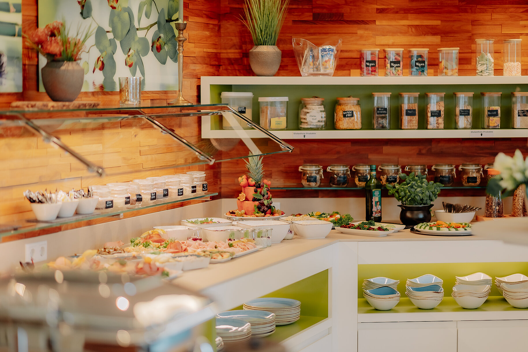 Reichhaltiges Frühstücksbuffet mit Aufschnitt, Joghurt, Müsli und frischem Obst im CASCADA Hotel Rheine