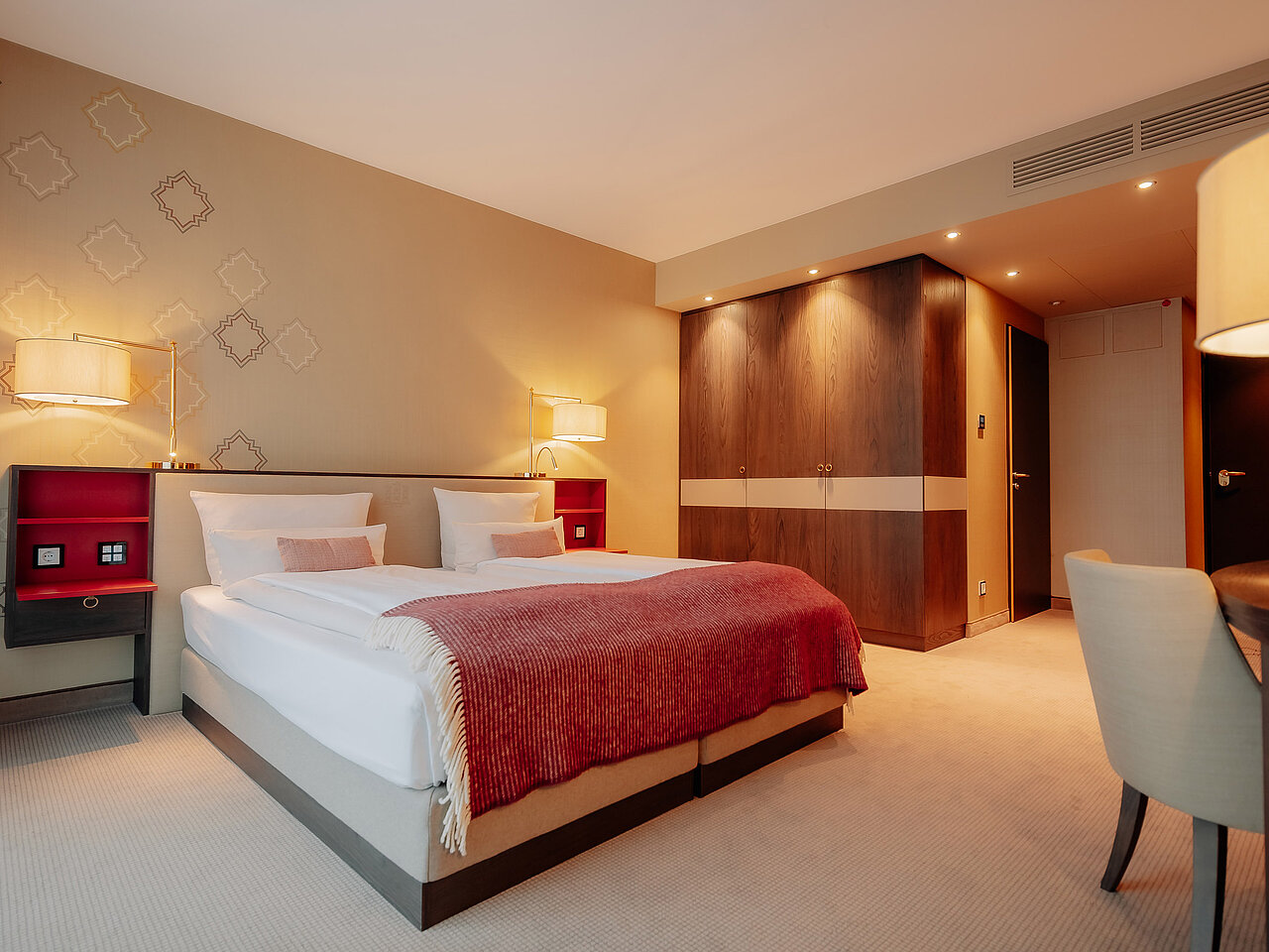 Superior Doppelzimmer im LOOKEN INN mit eleganter Einrichtung und Sitzbereich