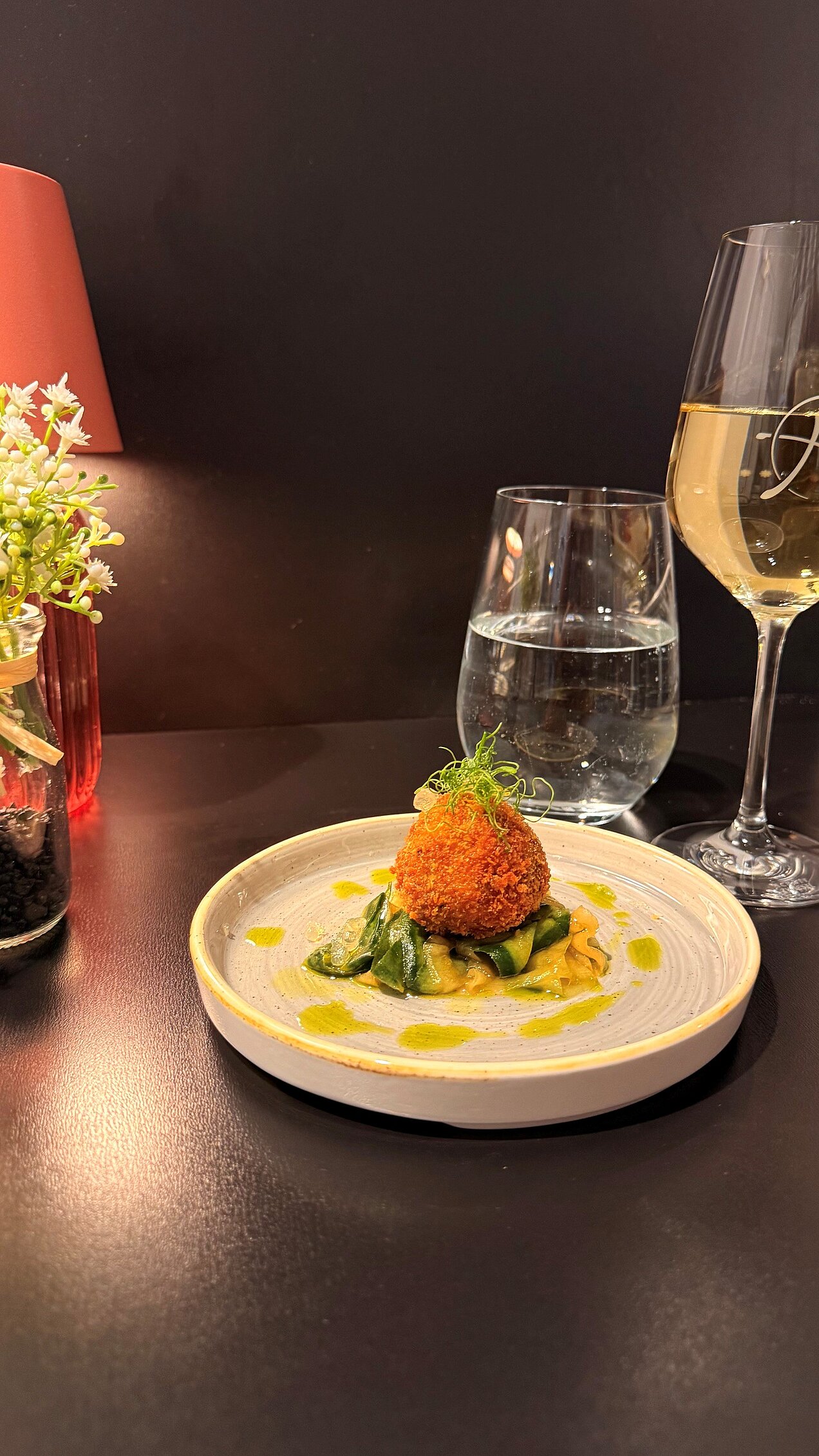 Praline vom Saiblingsfilet in Pankokruste mit asiatischem Gurkensalat beim Hooked & Cooked im VIA PLAZA Meppen