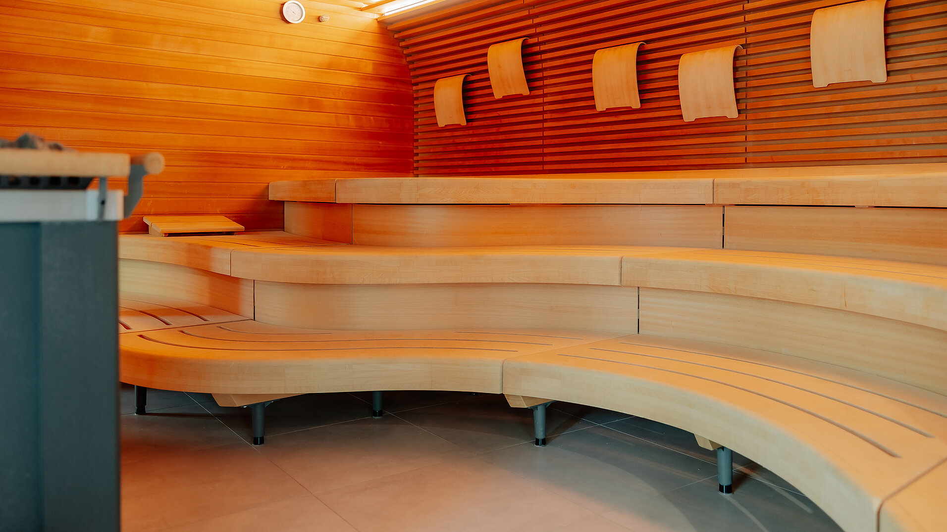 Großzügige finnische Sauna mit modernem Holzdesign