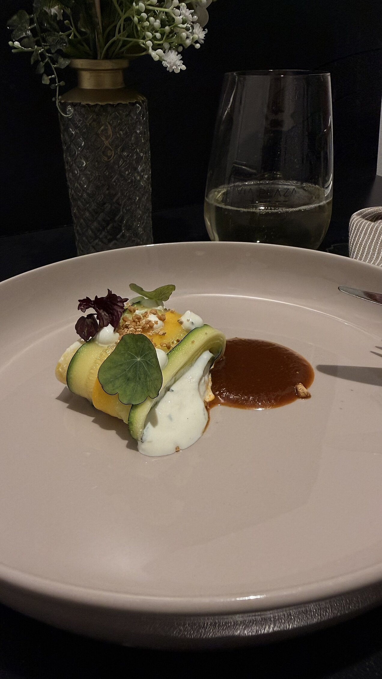 Zucchini-Röllchen gefüllt mit Ricotta und Stracciatella, serviert mit Zucchini-Miso-Jus und gerösteter Hefe beim Genussabend Garden Affairs.