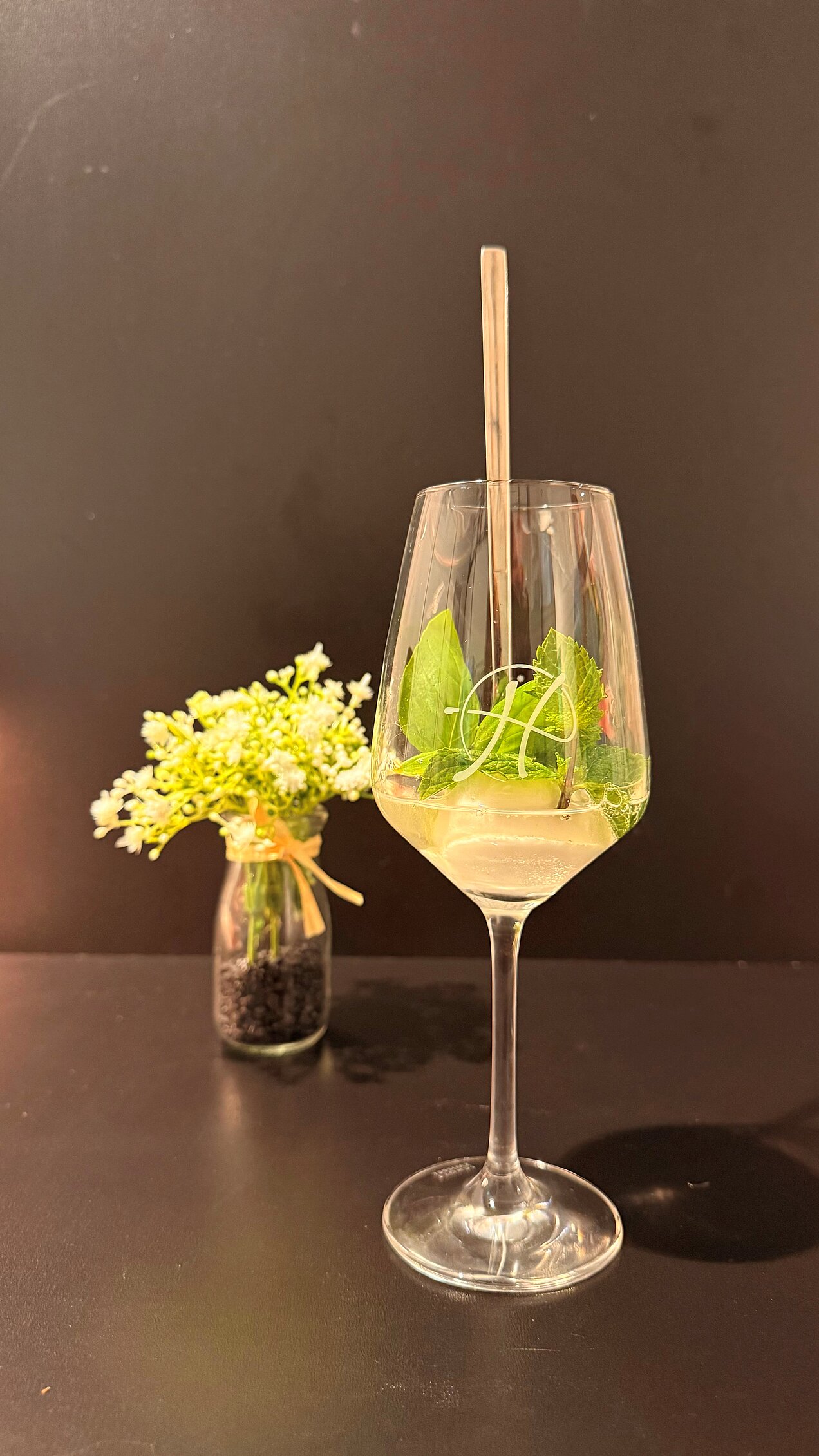 Zitronensorbet mit Limette, Basilikum und Minze im Glas beim Hooked & Cooked im VIA PLAZA Meppen