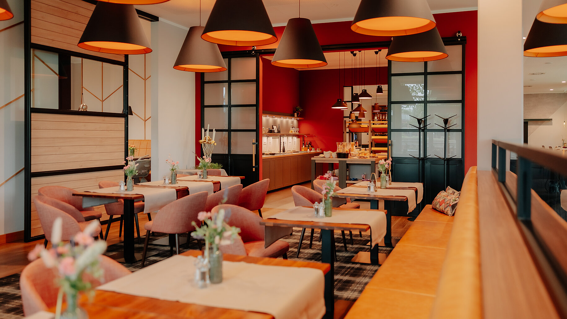 Restaurant im VIA PLAZA Meppen mit Blick auf den Buffetbereich für das Frühstück