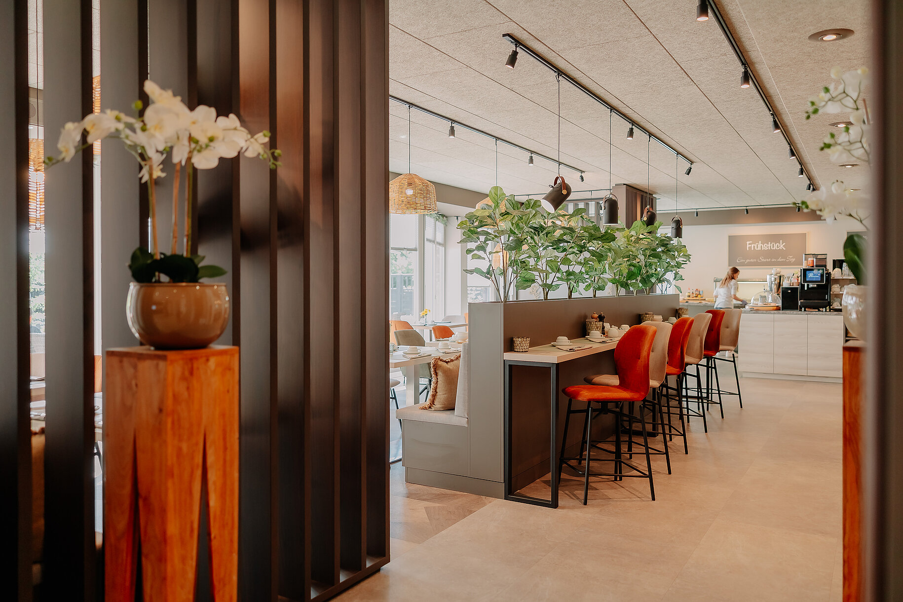 Frühstücksraum im Parkhotel Papenburg mit Buffetbereich und modernen Sitzgelegenheiten.