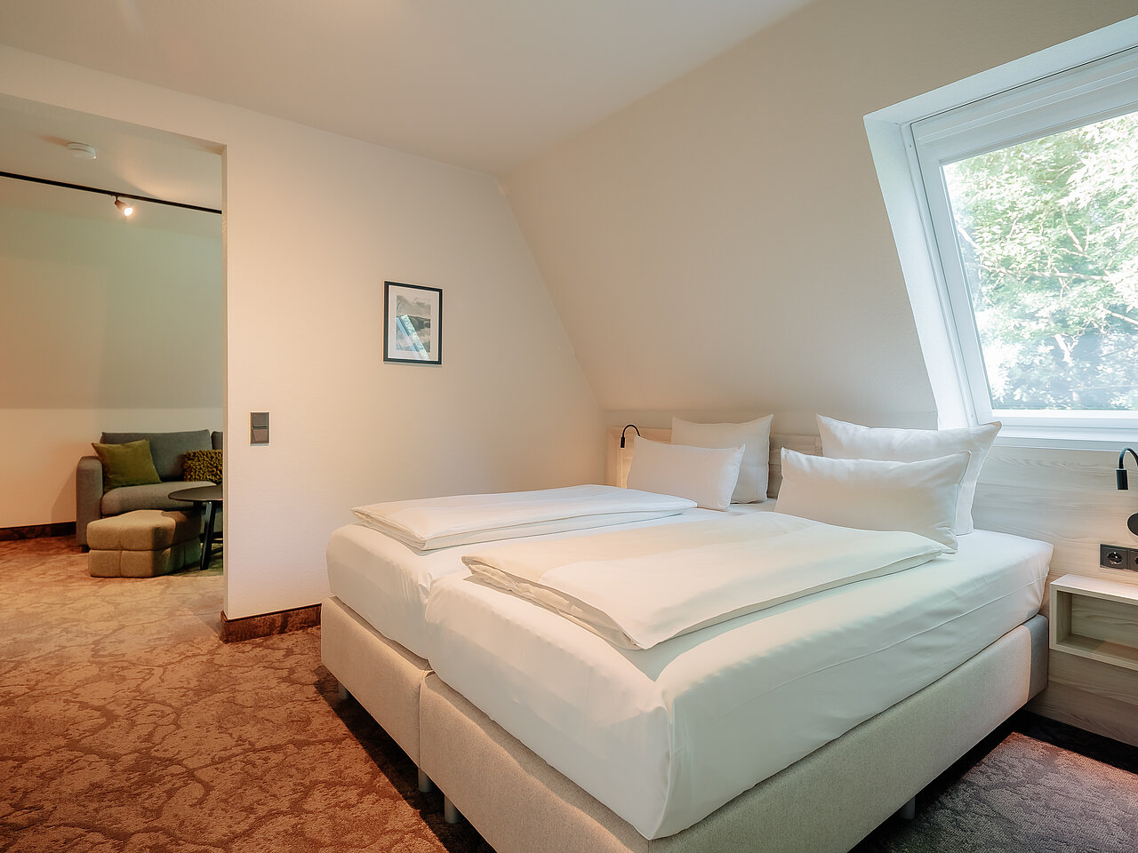 Modernes Komfort Zimmer im Parkhotel Papenburg mit Doppelbett, Schreibtisch und hellem Wohnkomfort.