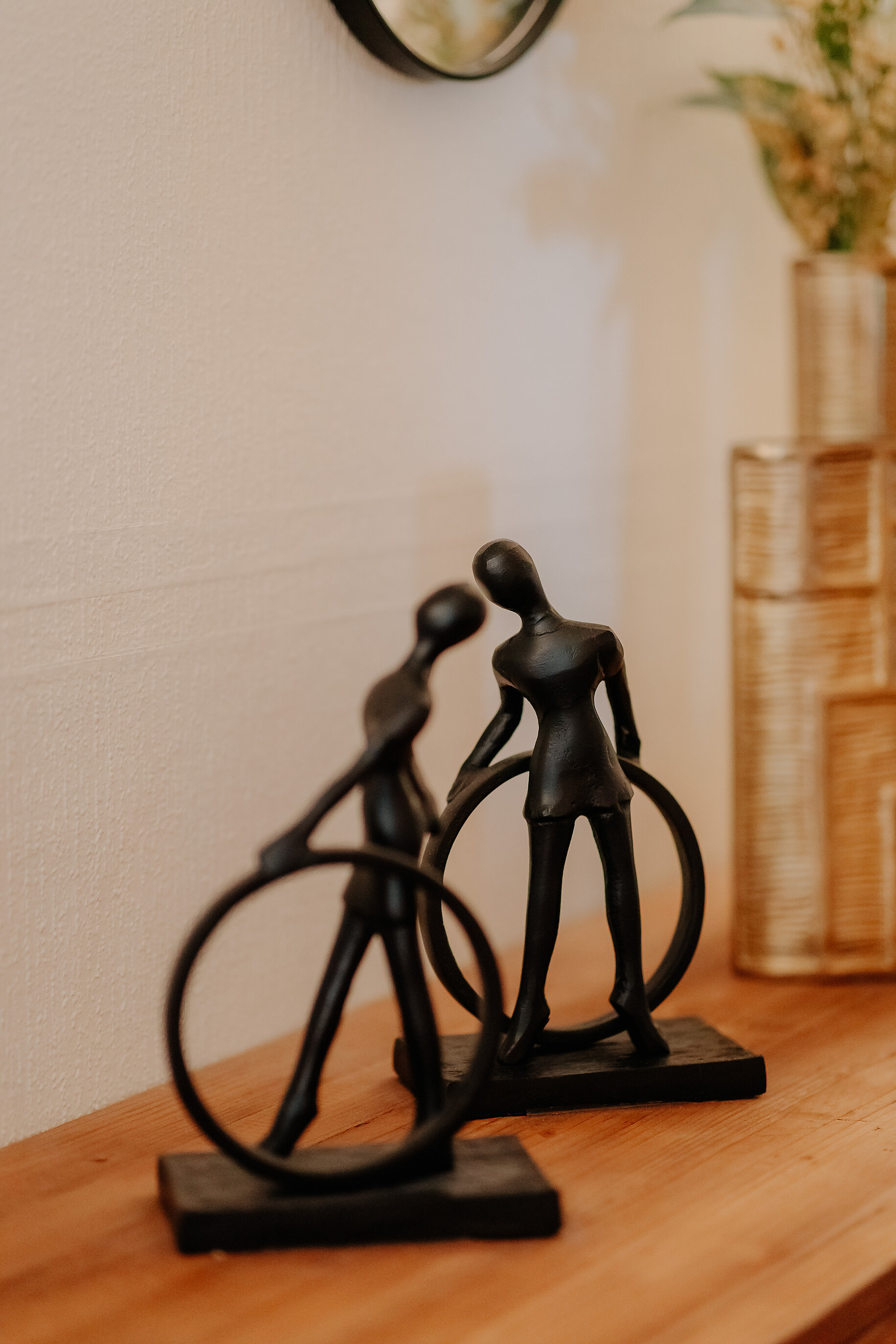Schwarze dekorative Figuren auf einer Holzkommode im Parkhotel Lingen